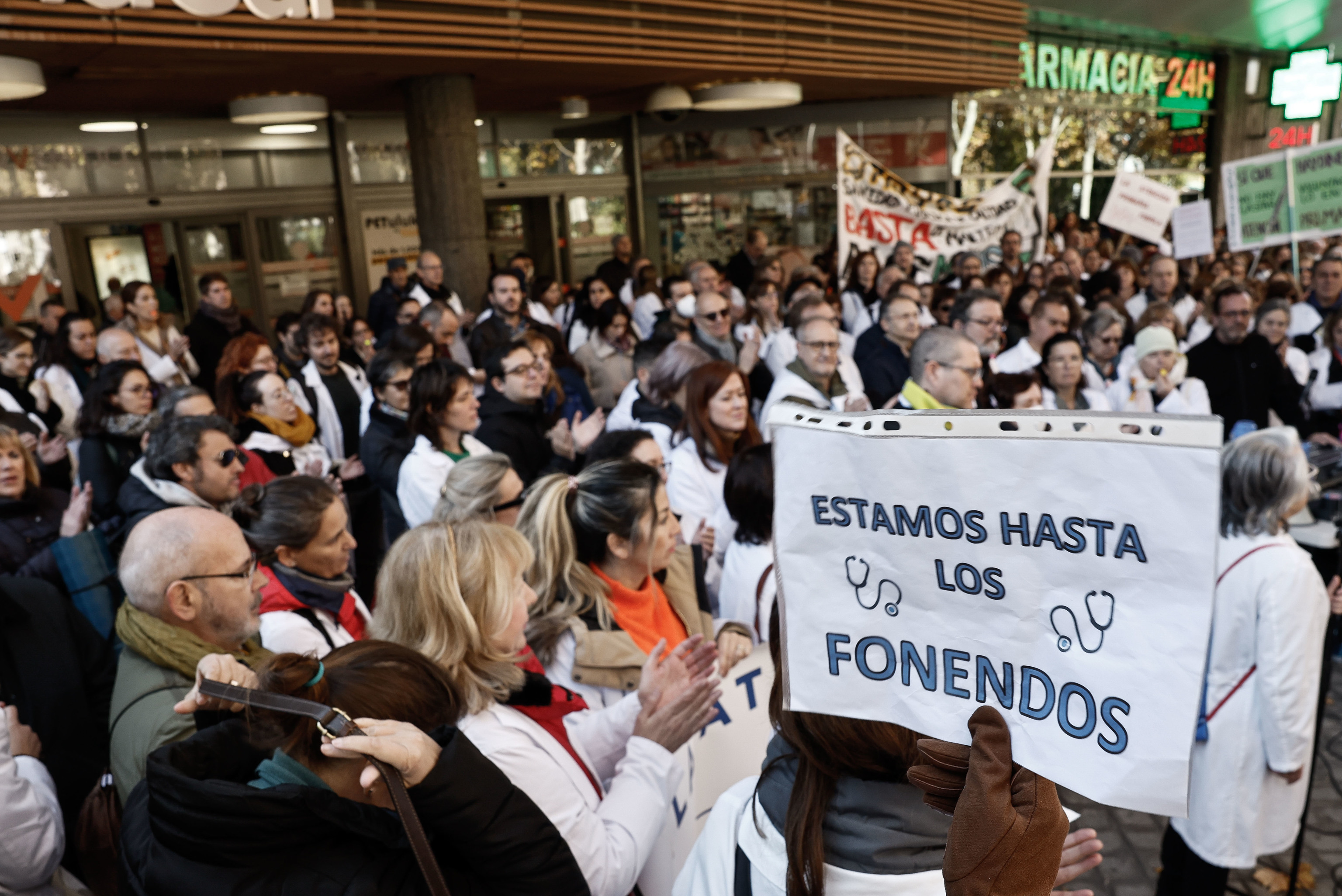 Médicos de Familia y pediatras se concentran frente a la Asamblea de Madrid aprovechando el pleno que se celebró ayer jueves.
