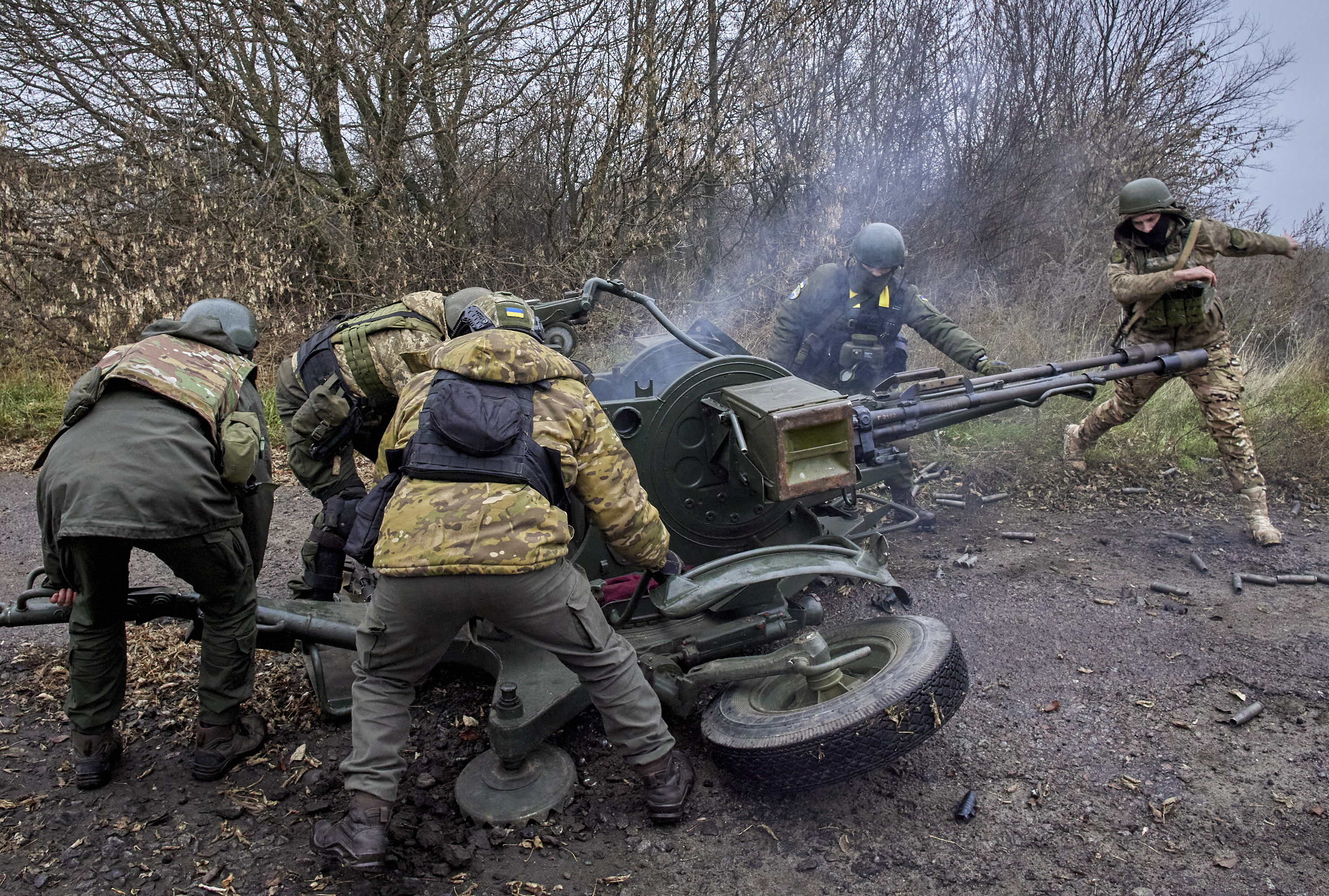 Soldados ucranianos en el campo de batalla.
