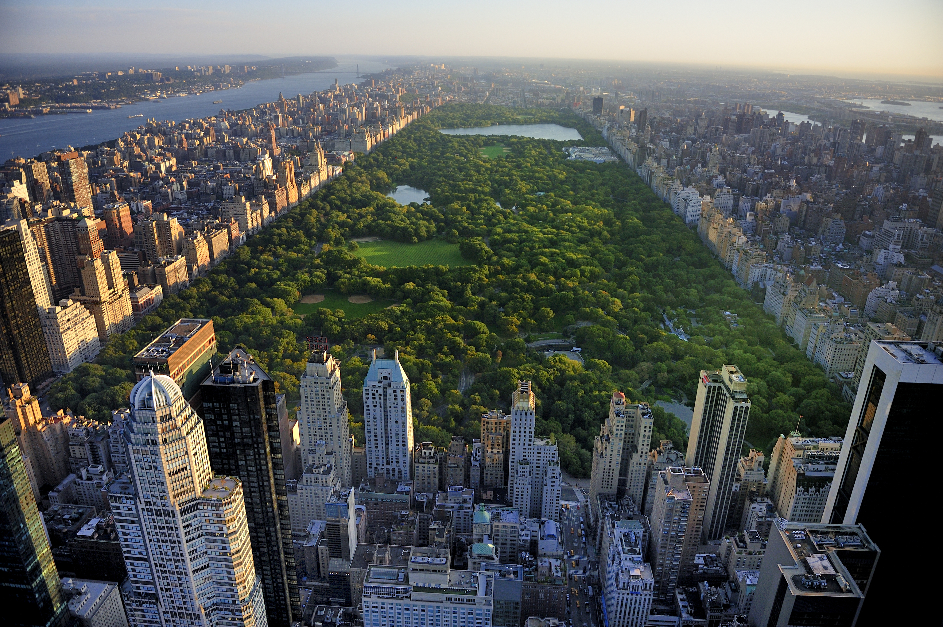 Central Park abrazado por los rascacielos de Nueva York.