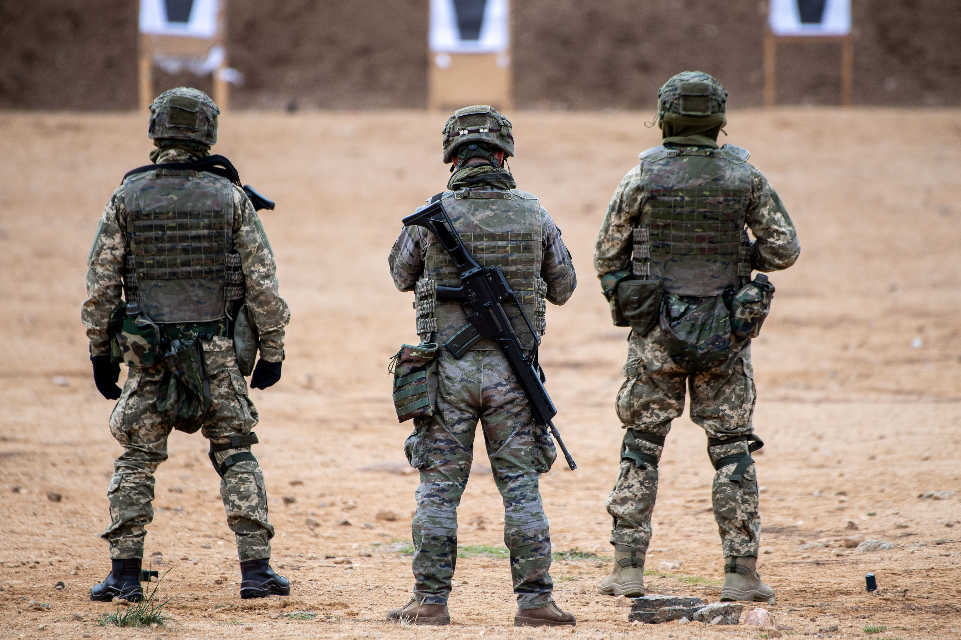 Soldados ucranianos practican tiro bajo la supervisión de un militar español