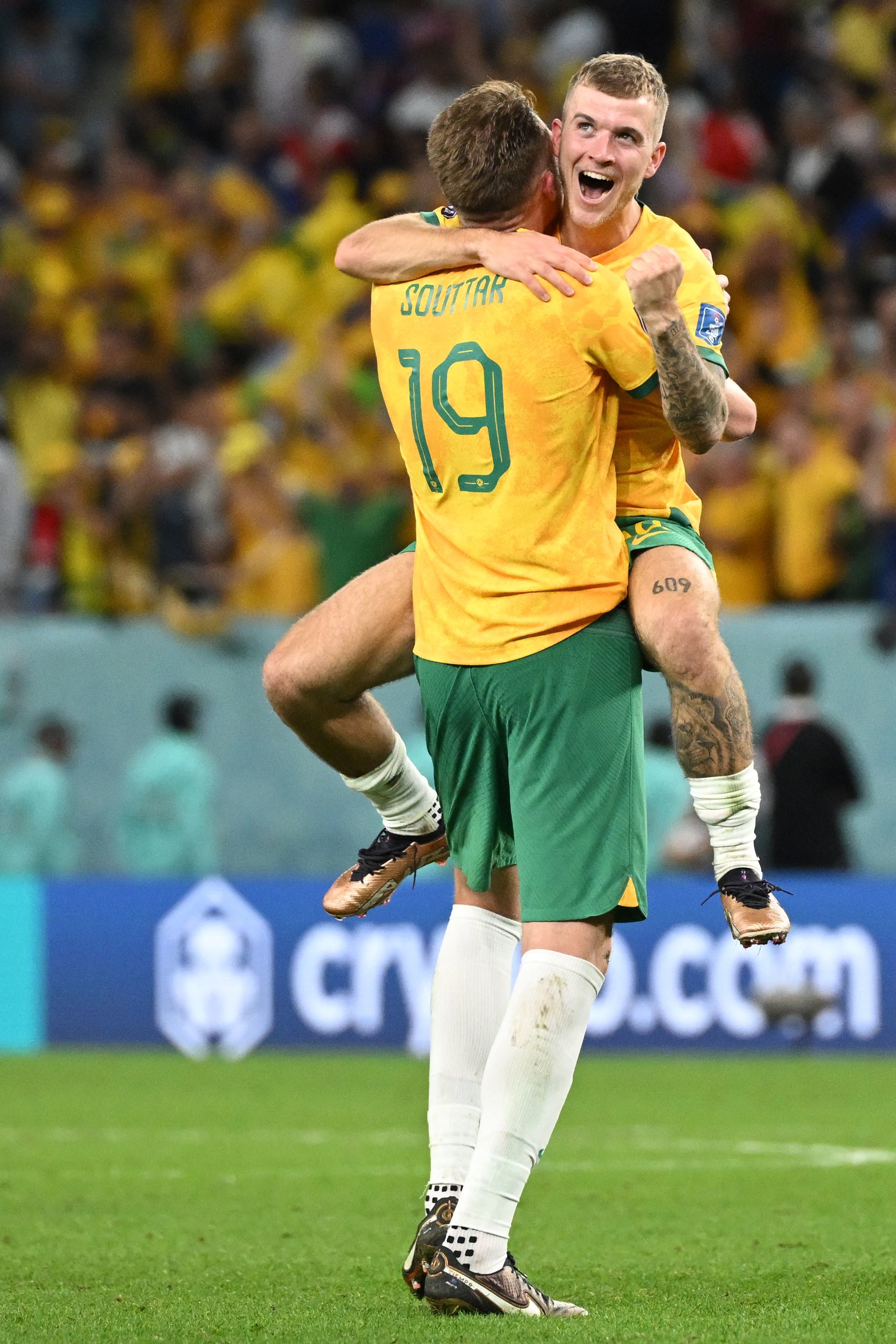 Duke se abraza a Souttar tras un gol de Australia.
