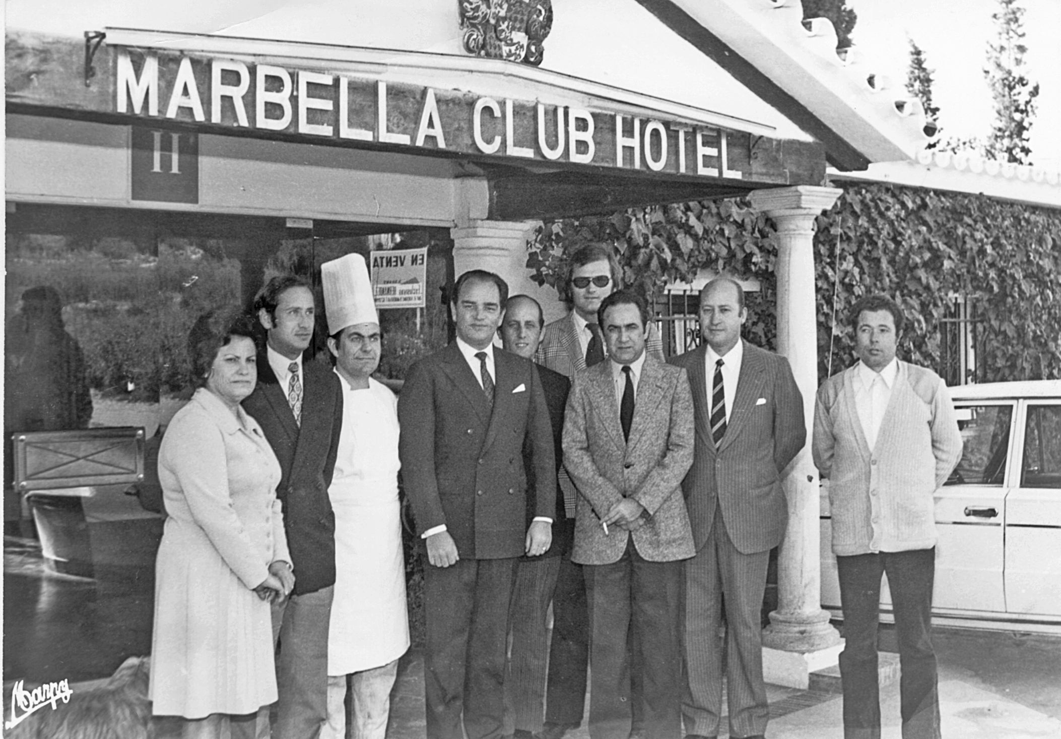 El conde con los empleados del Marbella  Club.