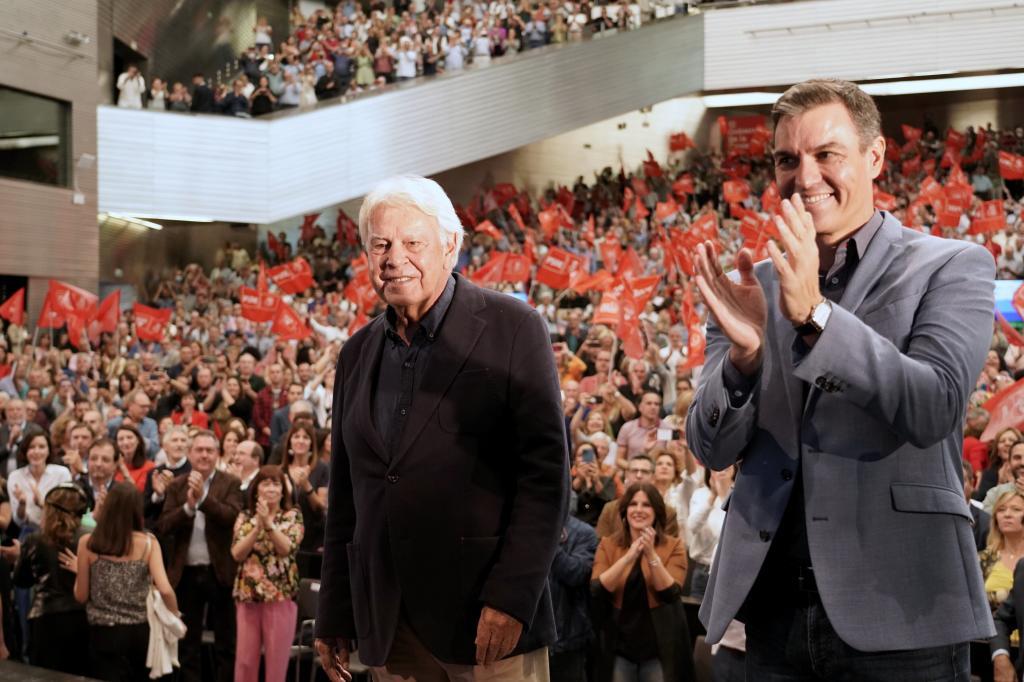 Felipe González y Pedro Sánchez, en el 40 aniversario de la victoria socialista de 1982.