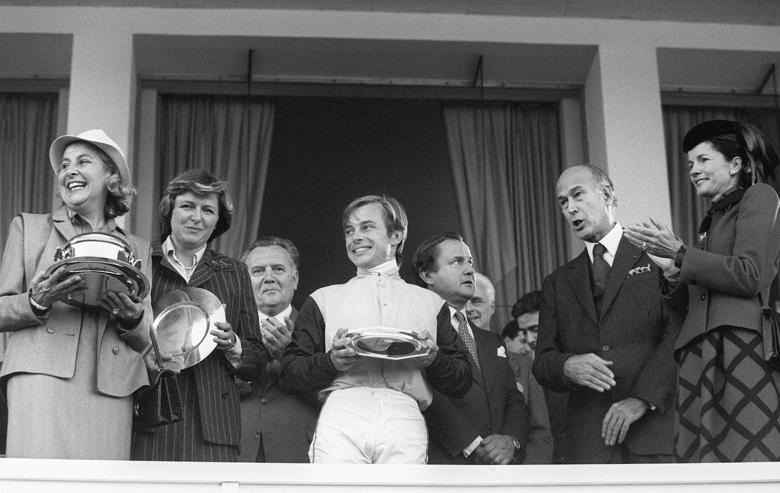 Giscard d'Estaing y su mujer  flicitan a la familia Head, el 10 de julio de 1979 en Longchamp. De izquierda a derecha:  Alec Head, Criquette y  su hijo Freddy.