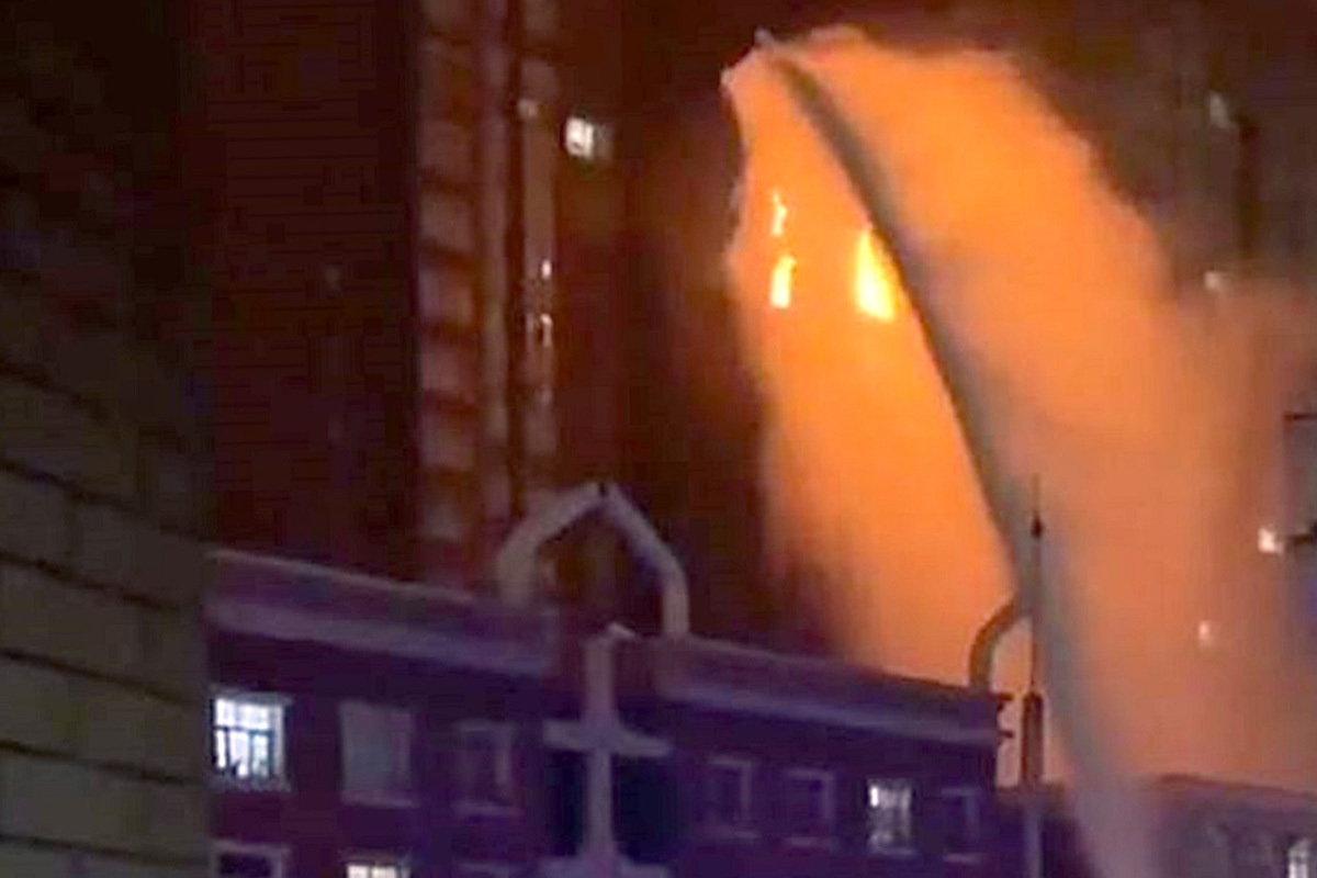 Incendio en el piso 15 de un edificio en Urumqi.