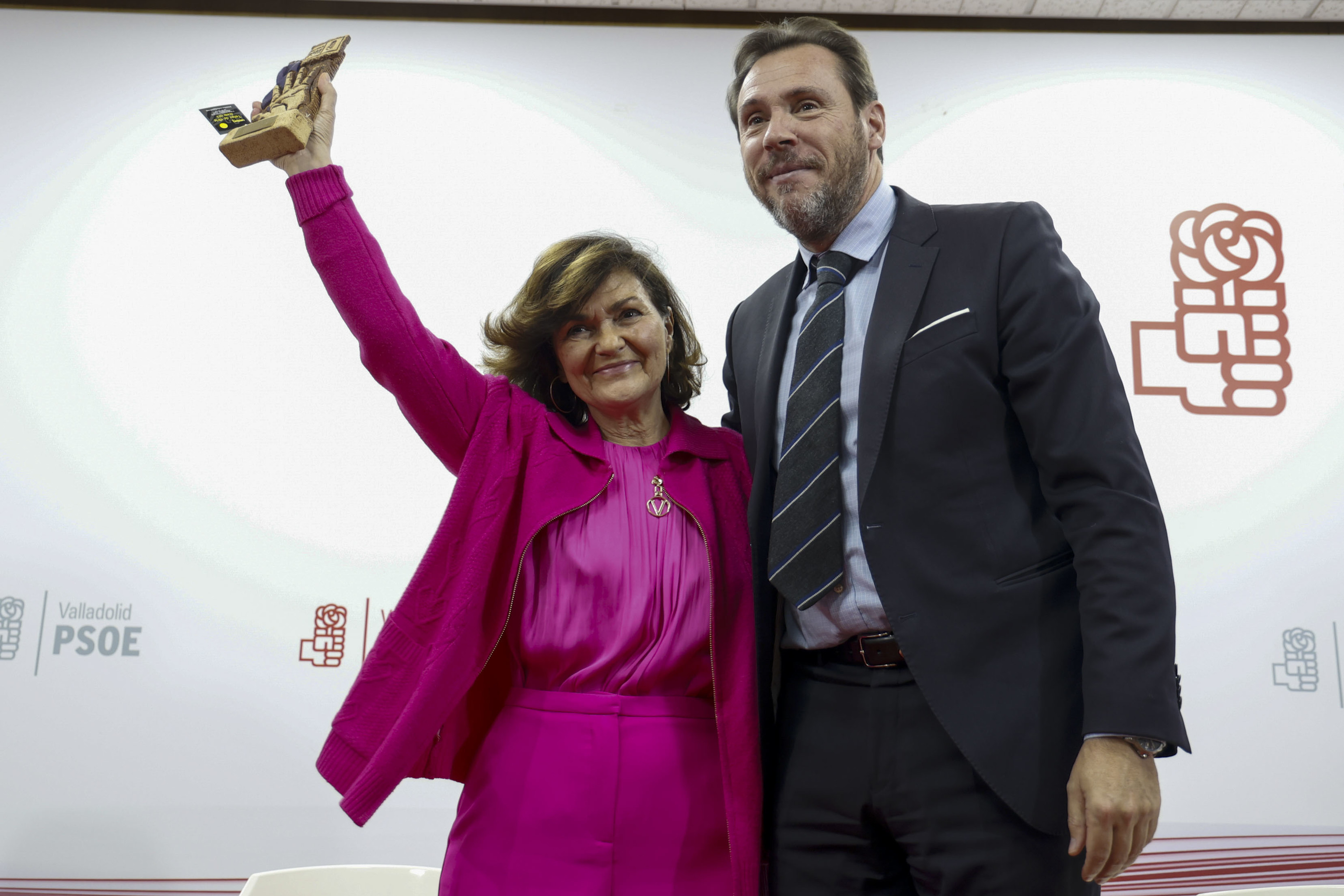 La ex vicepresidenta del Gobierno, Carmen Calvo (i) posa junto al alcalde de Valladolid, Óscar Puente, tras recibir este viernes en la ciudad del Pisuerga el premio Carmen Calvo de lucha contra la violencia de género, en su primera edición.