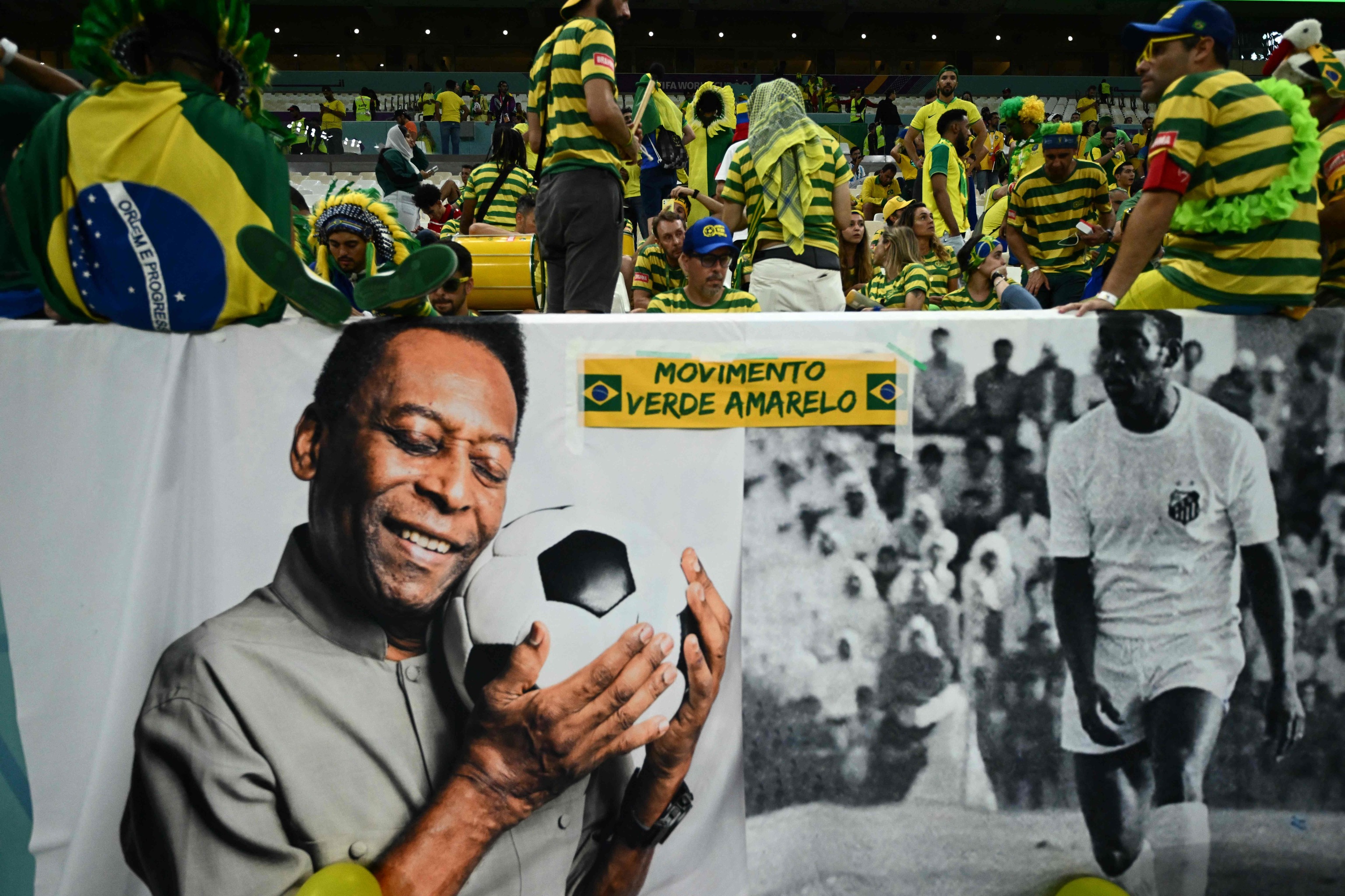 Cartel con la imagen de Pelé en las gradas del Camerún-Brasil del pasado viernes.