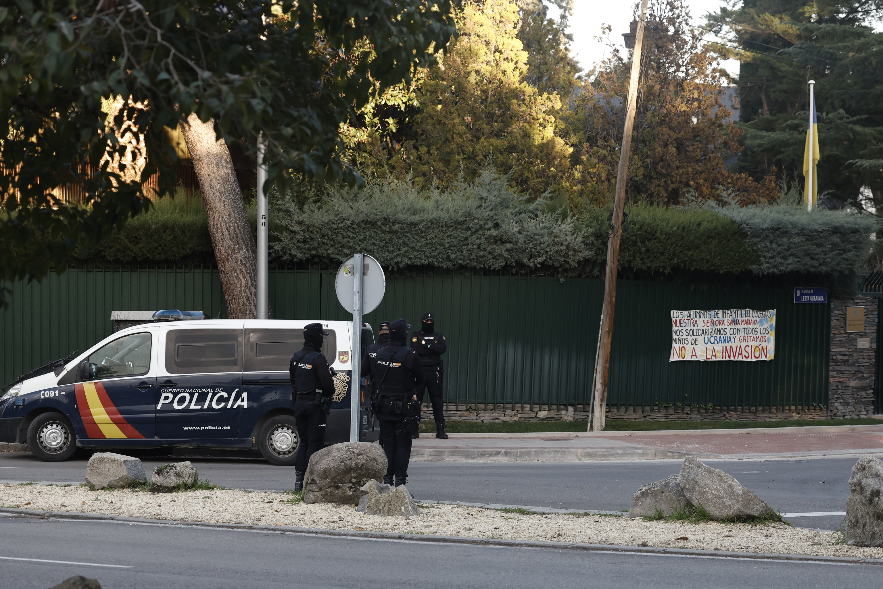 Vigilancia policial en el exterior de la embajada de Ucrania en Madrid.