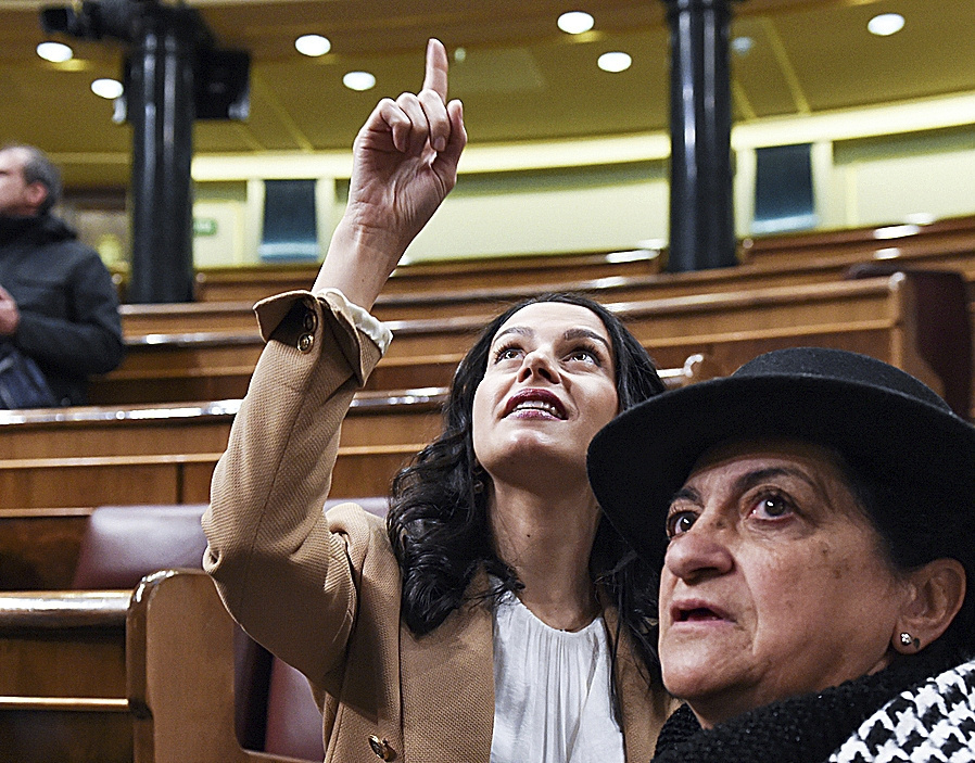 Inés Arrimadas conversa este viernes con los visitantes del Congreso en las jornadas de puertas abiertas.