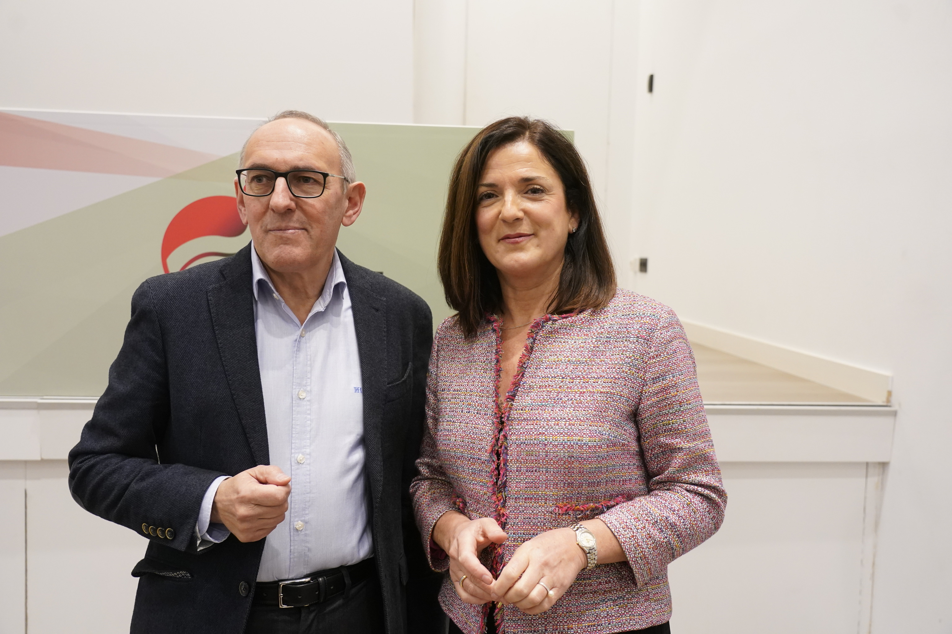 La consejera de Justicia y candidata del PNV en Vitoria Beatriz Artolazabal junto a su compaero Ramiro Gonzlez.