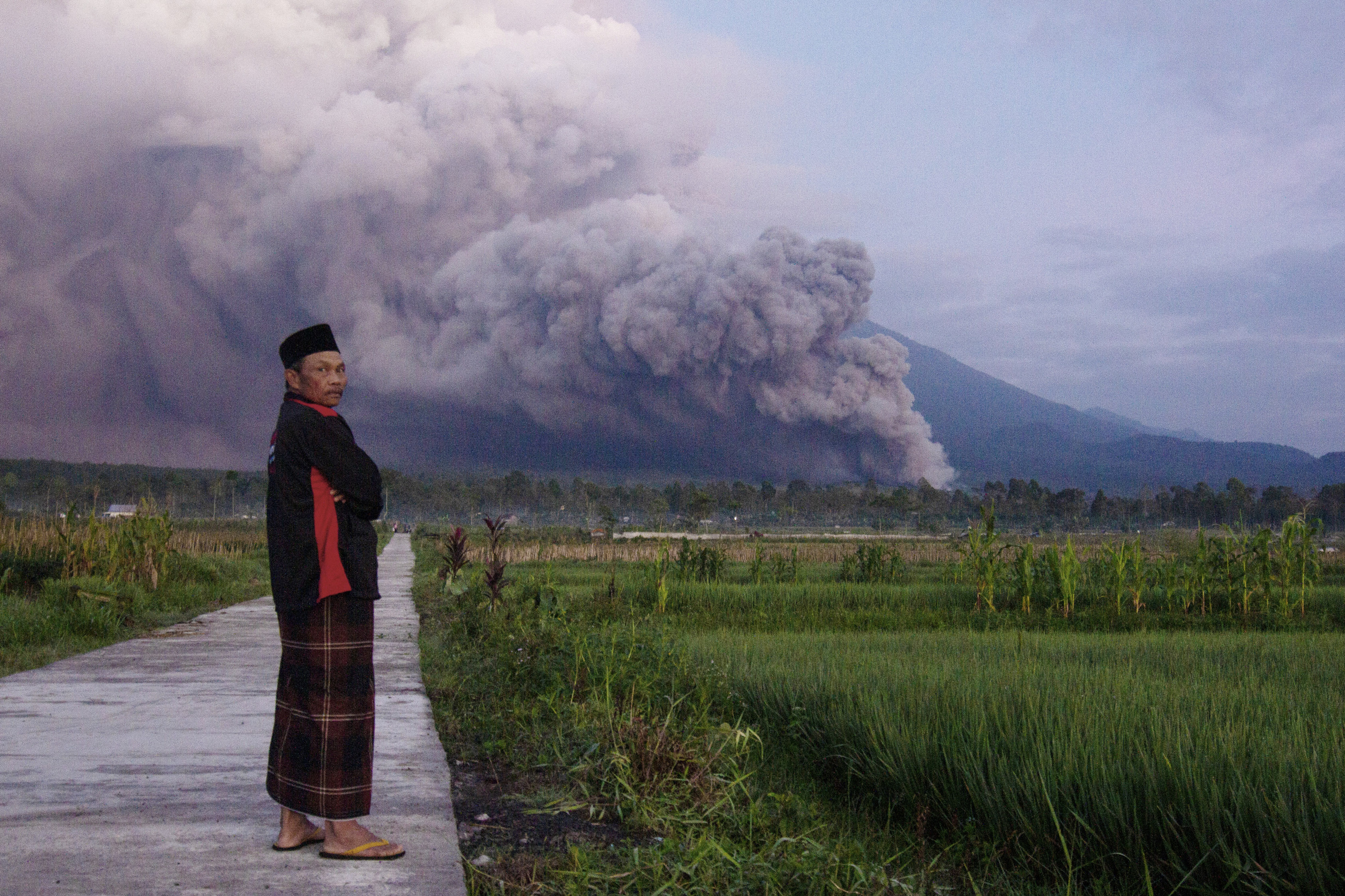 Indonesia eleva al máximo el nivel la alerta tras la erupción del volcán Semeru