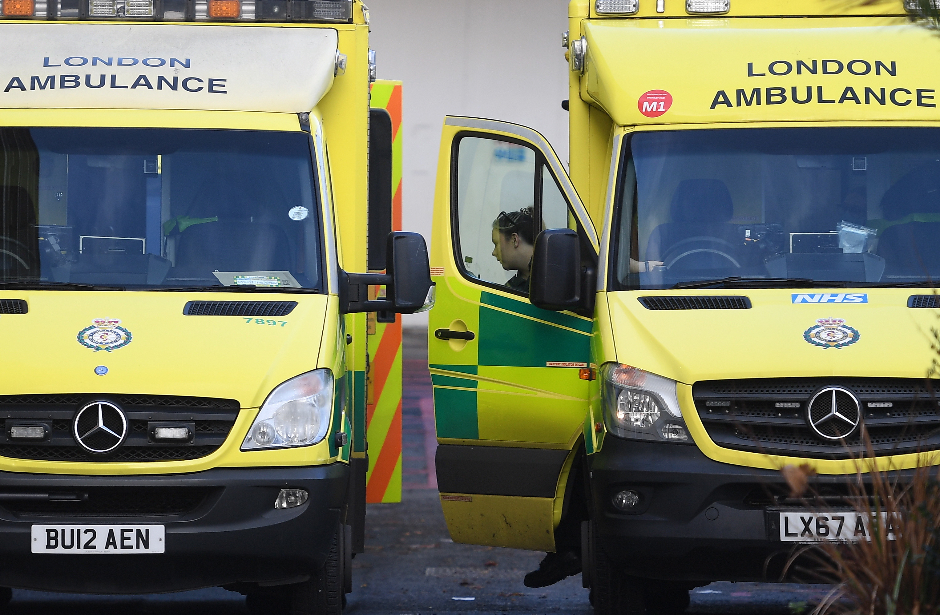 Dos ambulancias paradas en Londres.