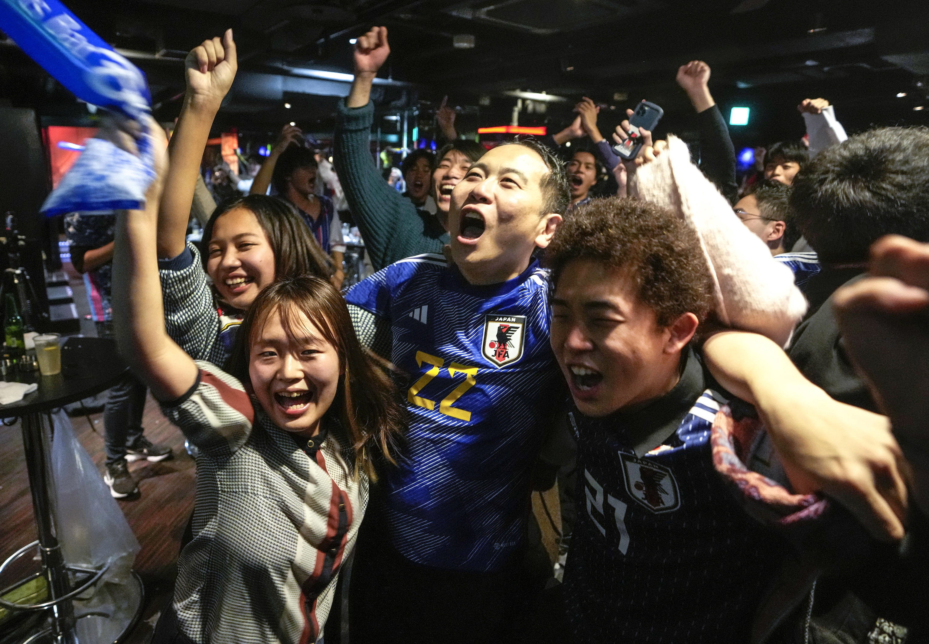 Fans de Japón celebran el pase a octavos.