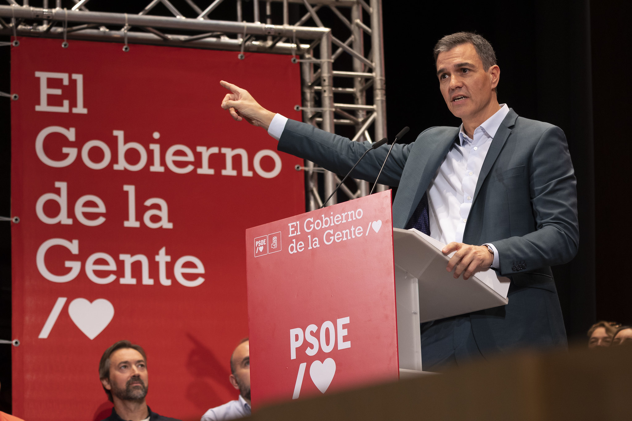Pedro Sánchez se olvida de escuchar a la calle y se limita a dar mítines España
