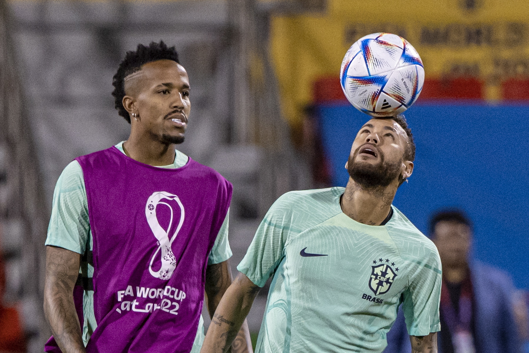 Los brasileos Eder Militao y Neymar entrenando antes del partido contra Corea del Sur en Qatar 2022.