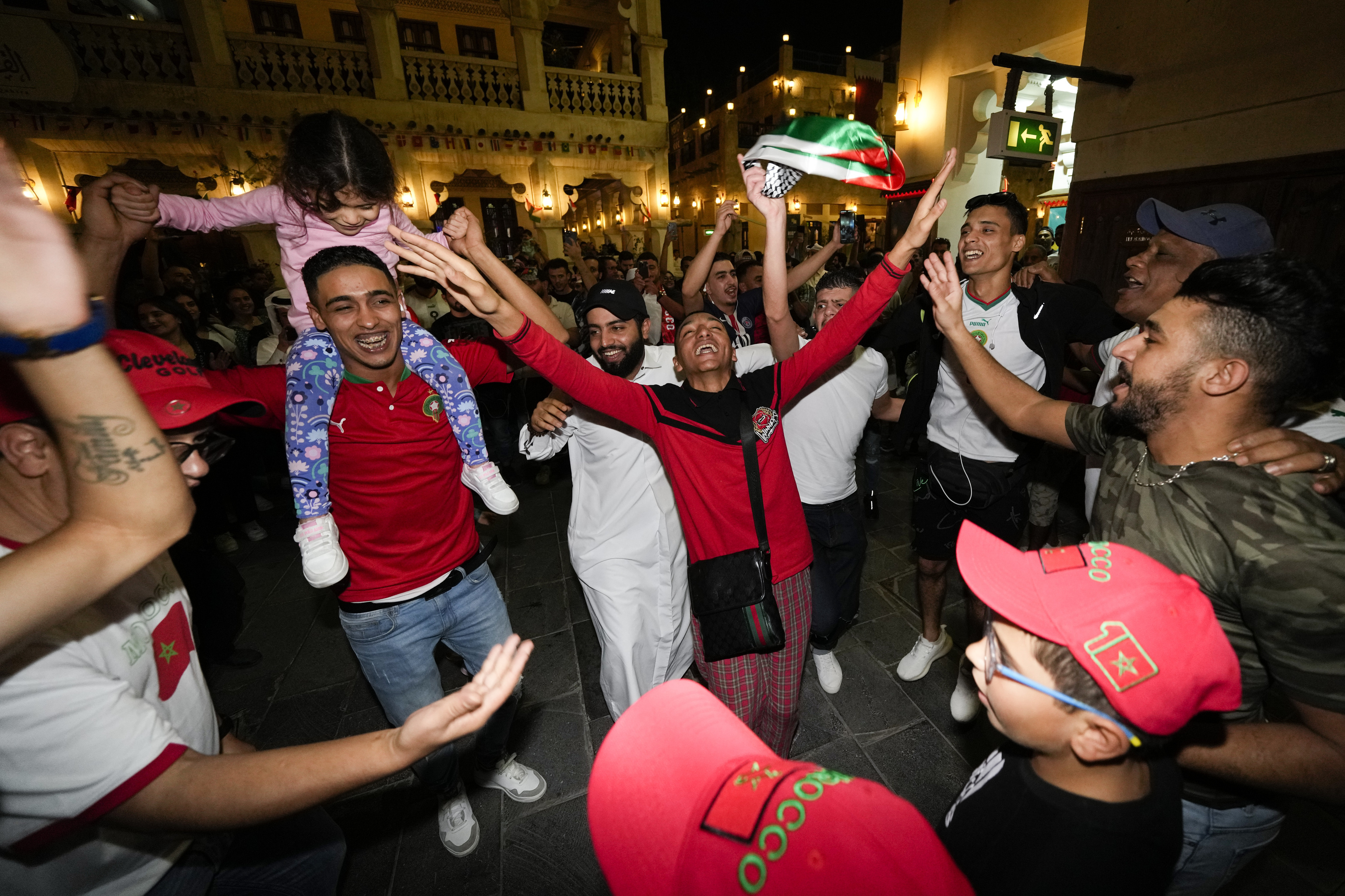 Aficionados de la selección de Marruecos celebran un triunfo en Doha.
