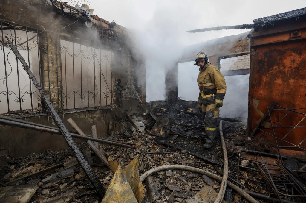 Un bombero, en un edificio gravemente dañado por los bombardeos en Donetsk.
