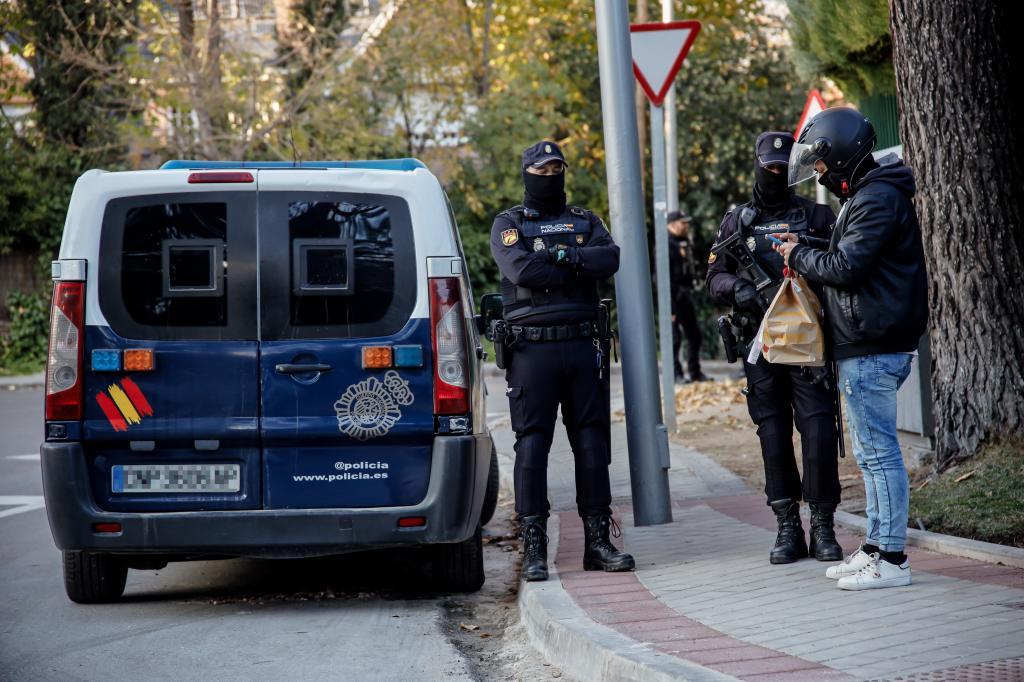 Un vehículo y varios agentes de Policía Nacional en las inmediaciones de la embajada de Ucrania tras ser acordonada el viernes.