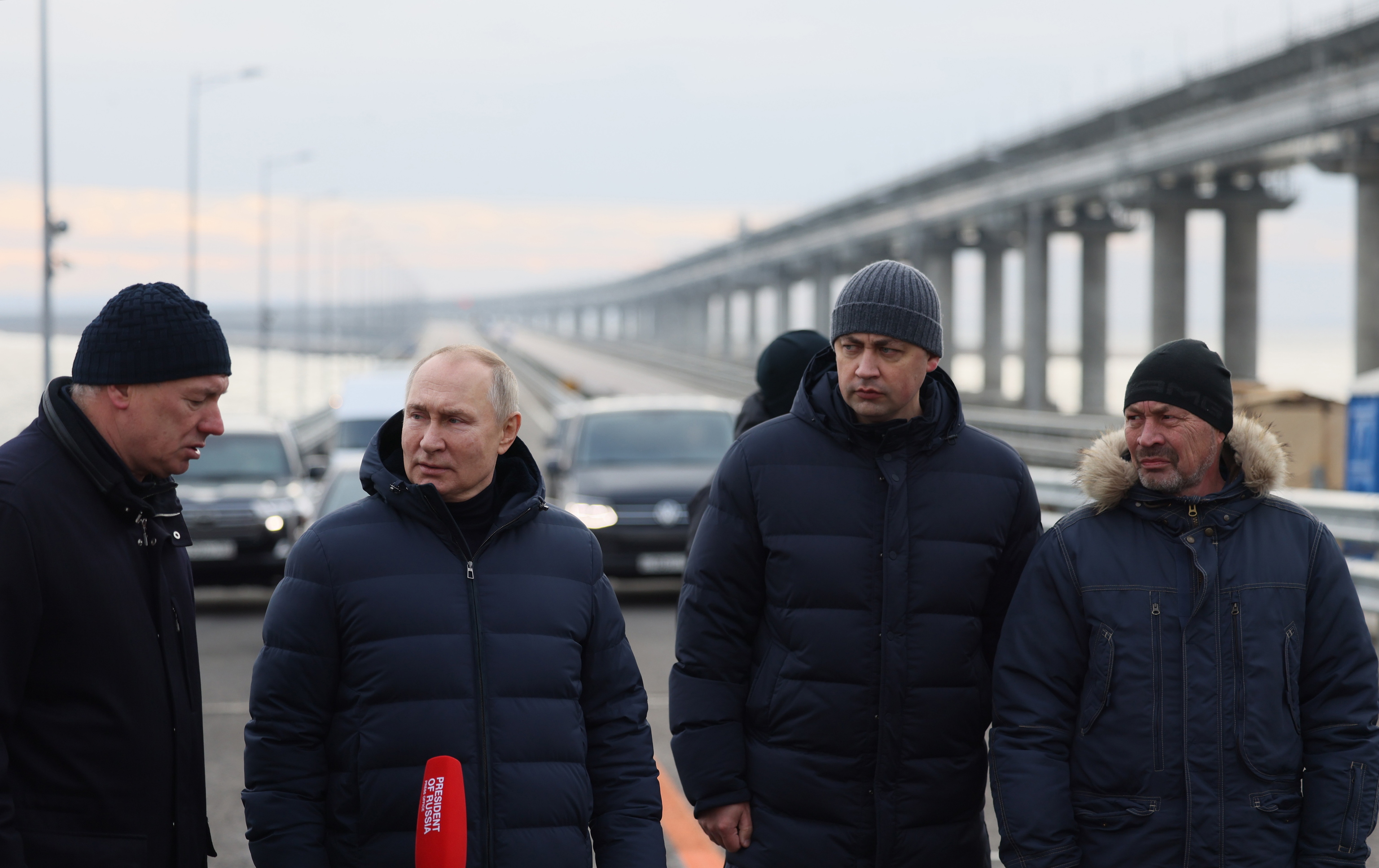 Vladímir Putin (izqda.), en el puente de Crimea