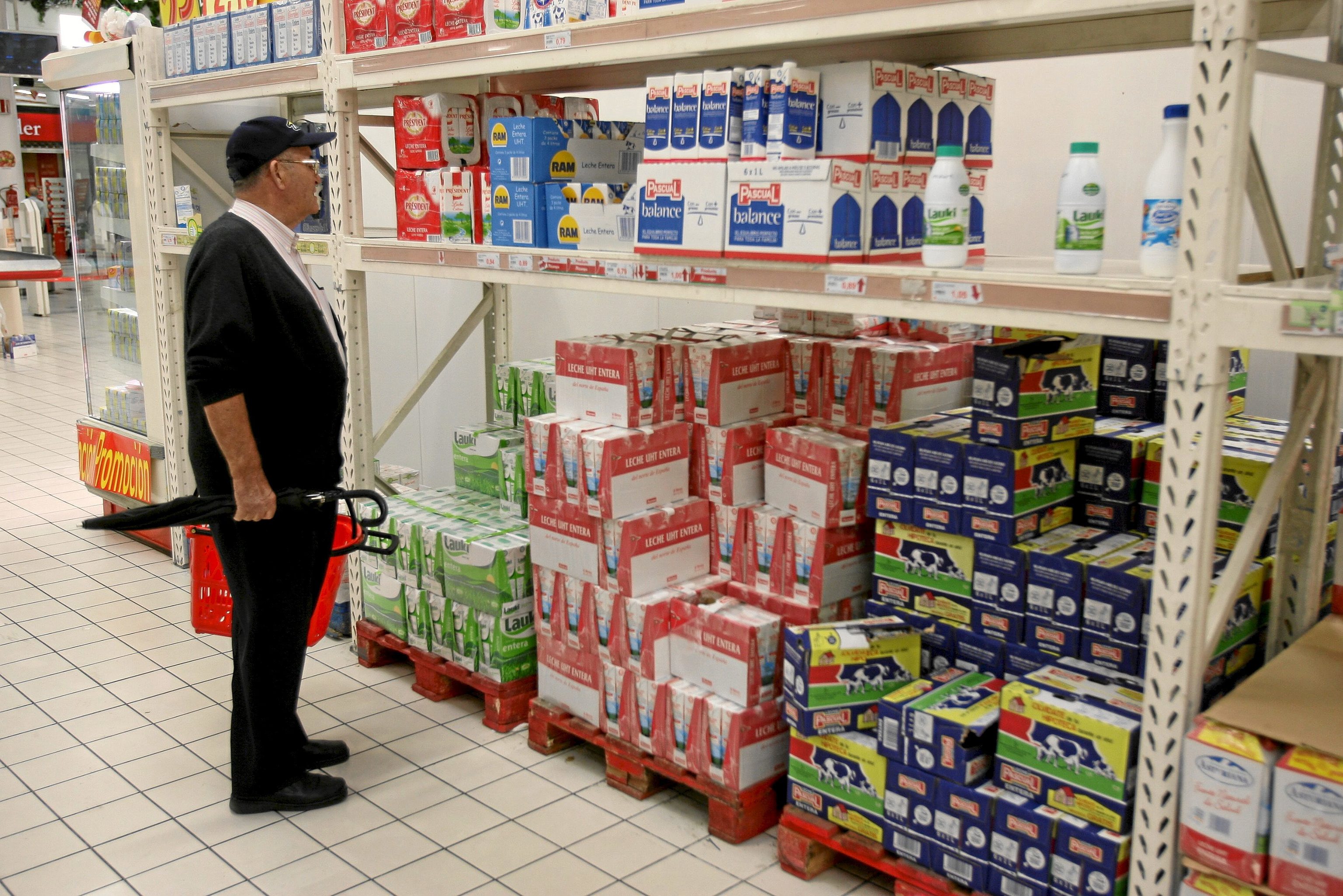 España empieza a importar leche de Francia ante la escasez de producción nacional