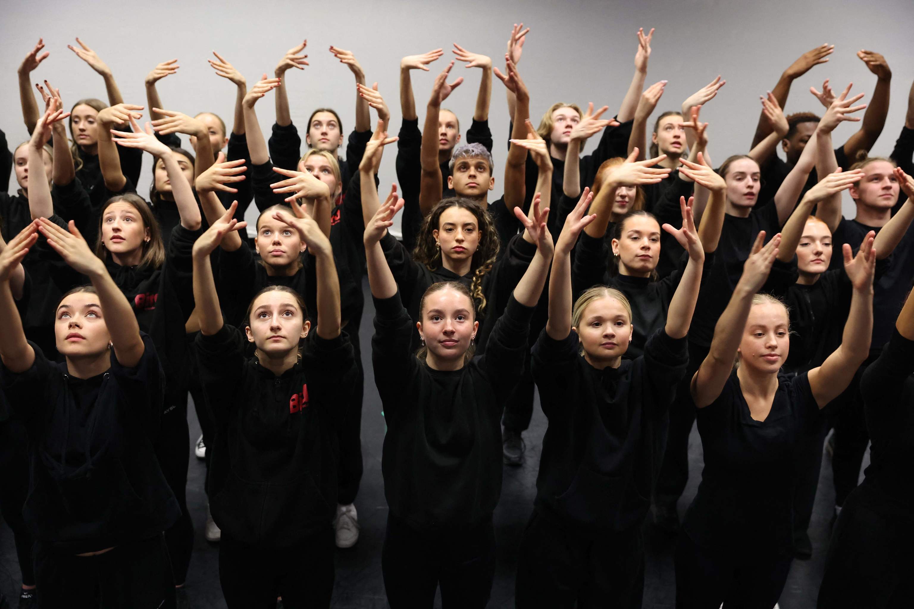 Estudiantes de un conservatorio de danza de Londres imitan el movimiento de una bandada de pjaros para concienciar sobre la prdida de biodiversidad.