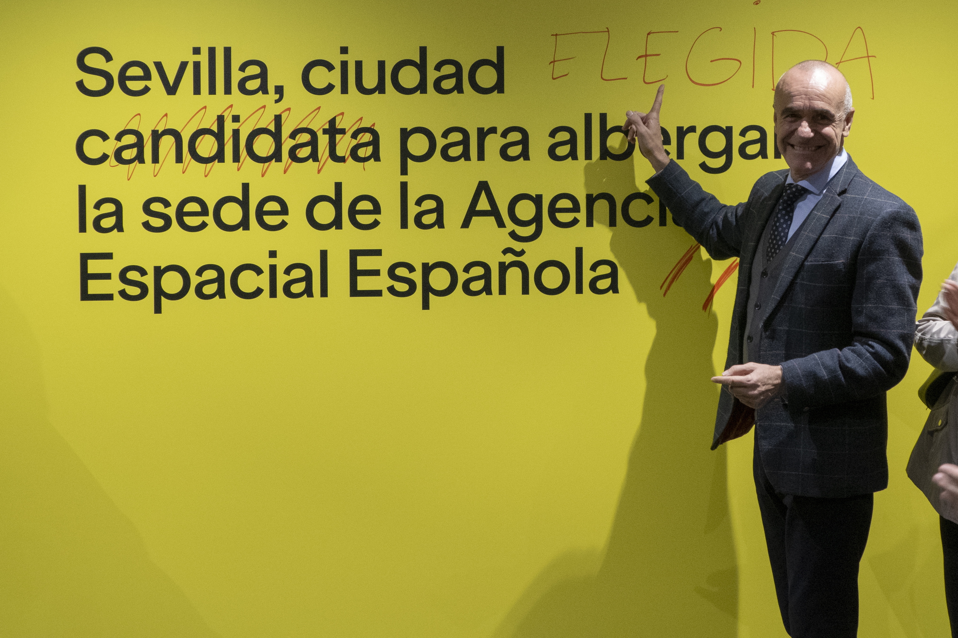 El alcade de Sevilla, el socialista Antonio Muñoz, corrige un gran cartel donde se nombraba a la ciudad como candidata a ser sede de la Agencia Espacial Española.