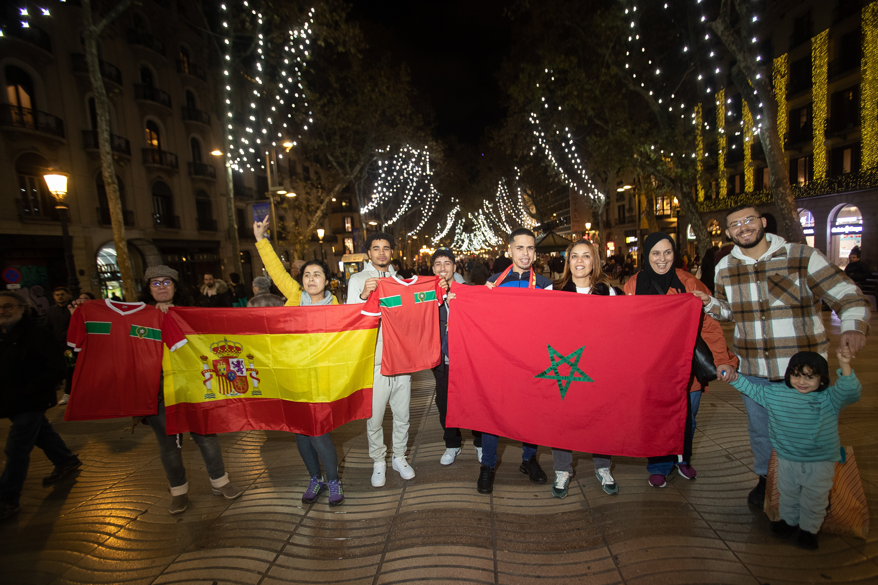 Aficionados apoyan a las selecciones española y marroquí en La Rambla de Barcelona.