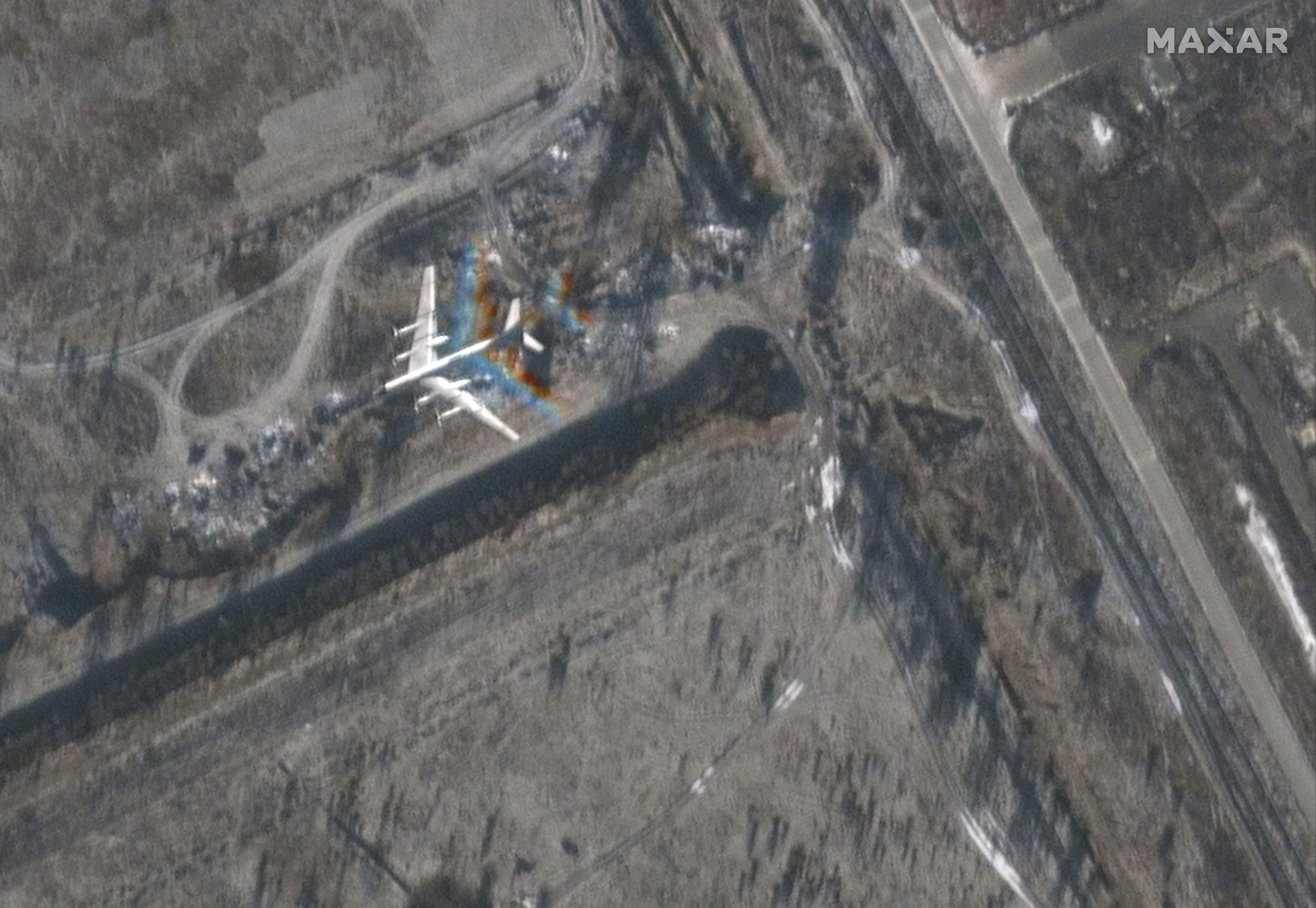 Imagen del satélite MAXAR que muestra el vuelo de un bombardero Tu-95 en la base aérea de Engels.