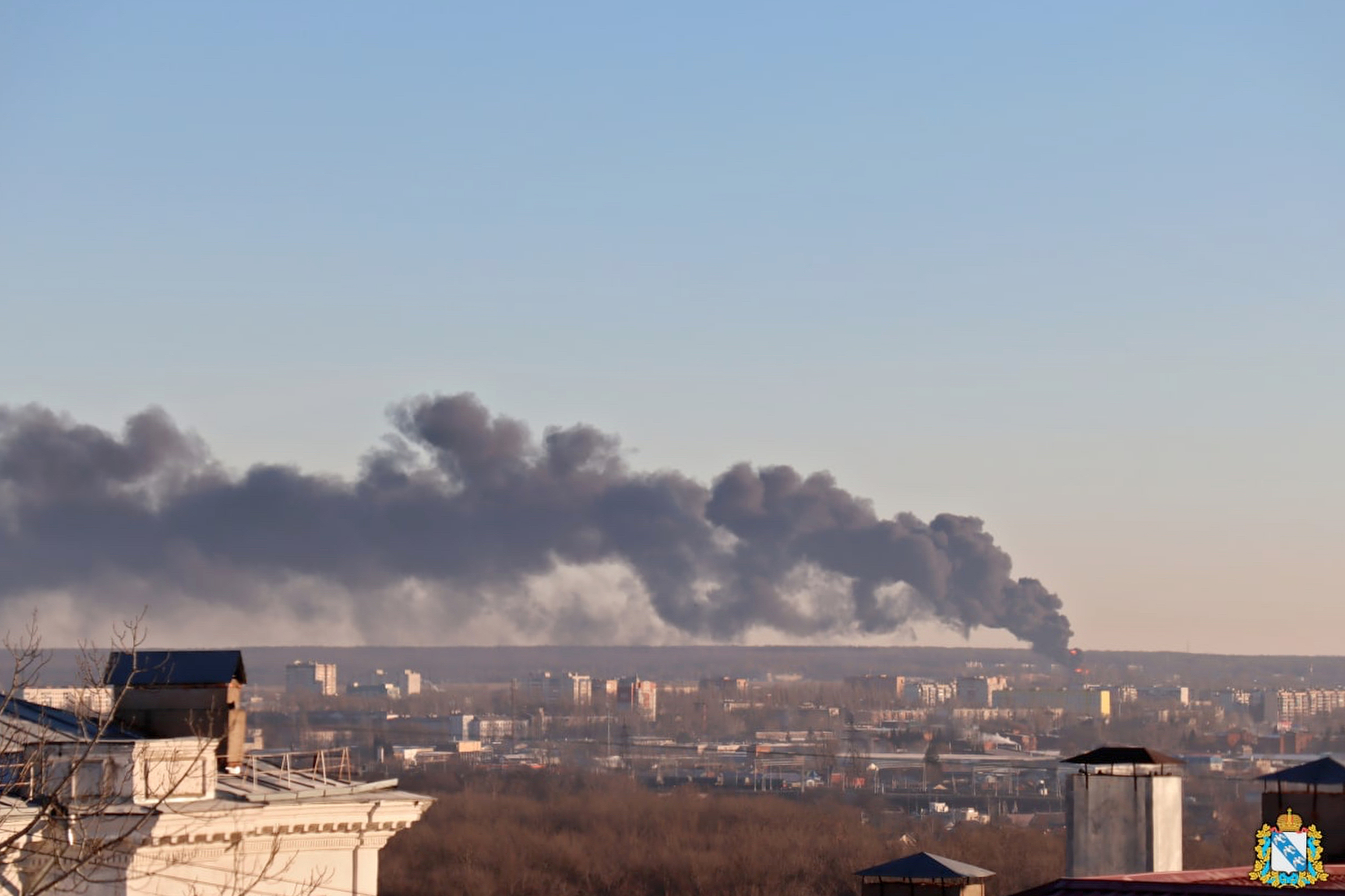 foto difundida por la administraciónn de la región rusa de Kursk el martes, 6 de diciembre de 2022, el humo se eleva desde el área del aeropuerto de Kursk en las afueras de Kursk, Rusia. Un incendio que se produjo en un aeropuerto en el sur de Rusia, en la región de Kursk, fronteriza con Ucrania, fue el resultado de un ataque con aviones no tripulados, dijo el martes el gobernador regional de Kursk, un día después de que Moscú culpará a Kiev de ataques con aviones no tripulados en dos bases aéreas en el interior de Rusia y lanzará³ una nueva ola de ataques con misiles en territorio ucraniano.