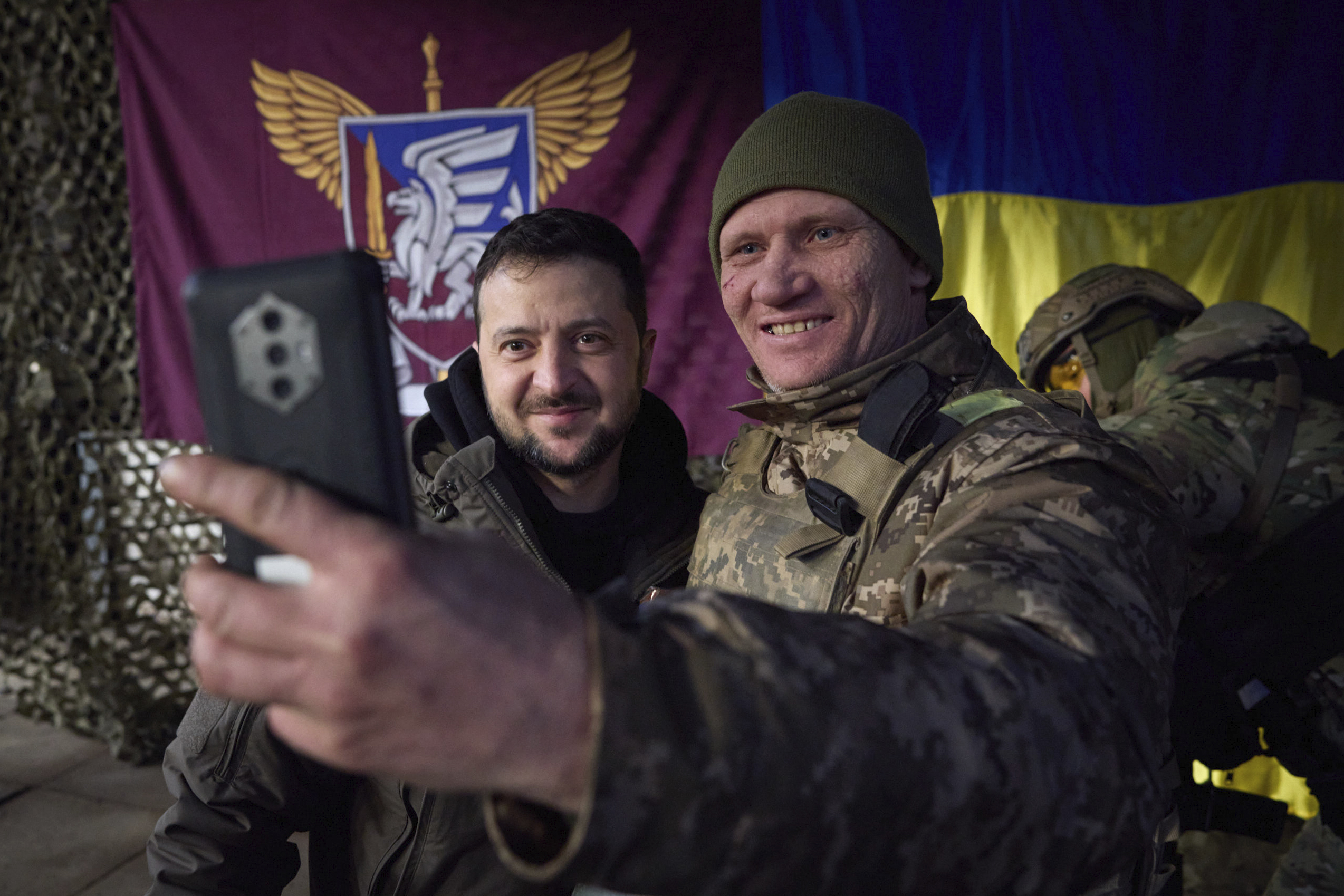 Un soldado se fotografía con Zelenski en la visita de éste al Donbás