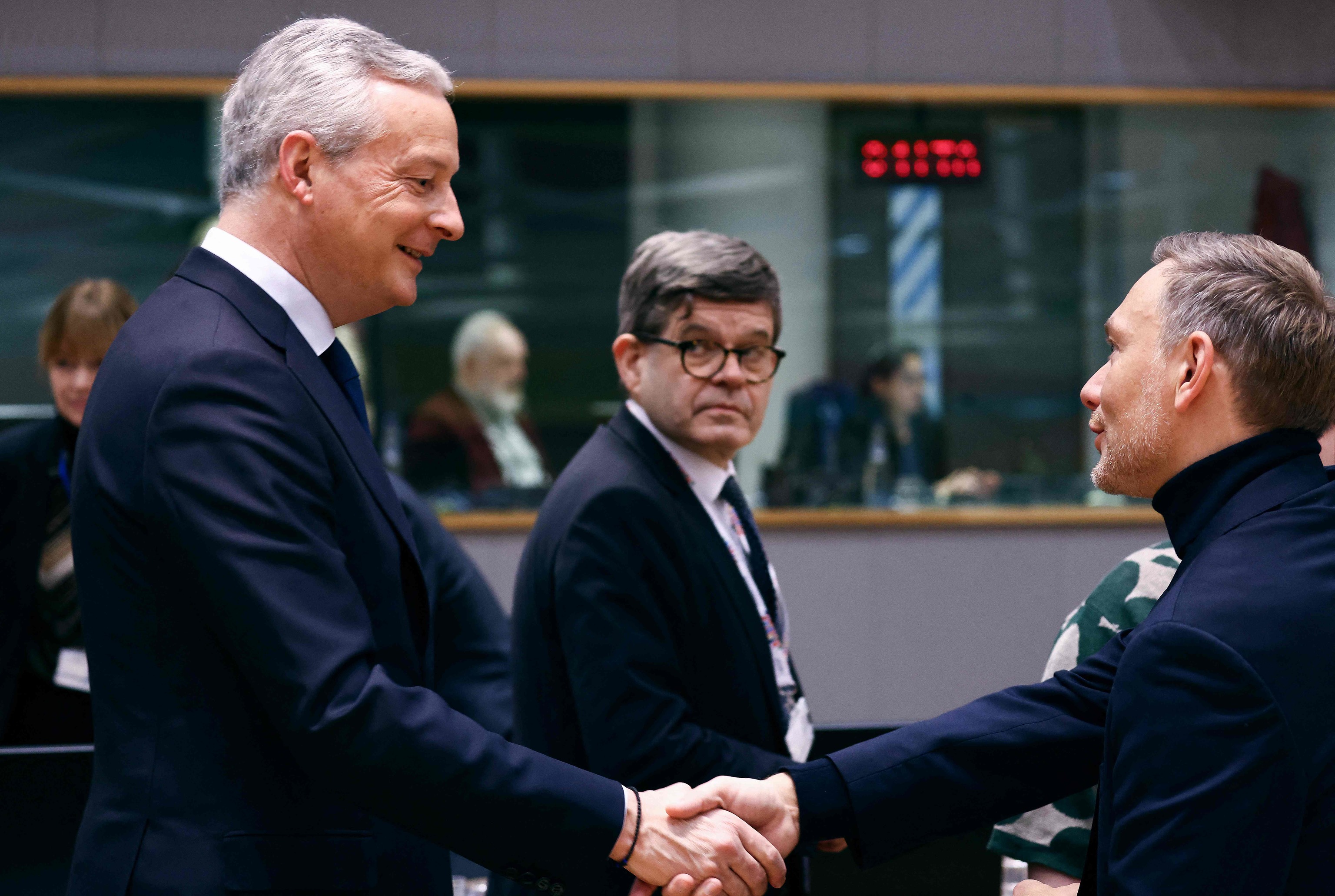 El ministro francés Bruno Le Maire saluda al alemán Christian Lindner este martes en el Ecofin.