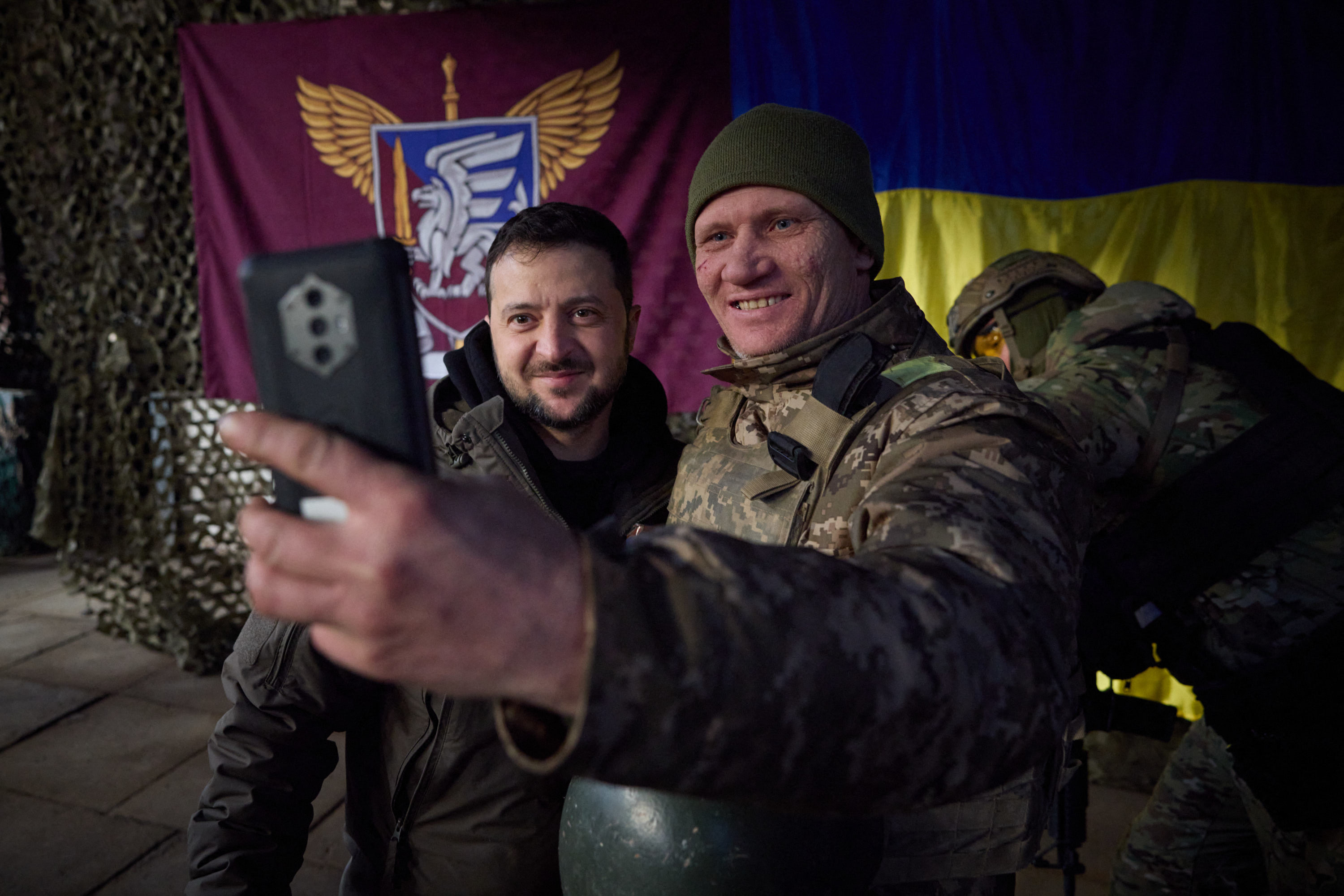 Zelenski visita el frente del Donbás, donde se libran los combates más duros de la guerra en Ucrania