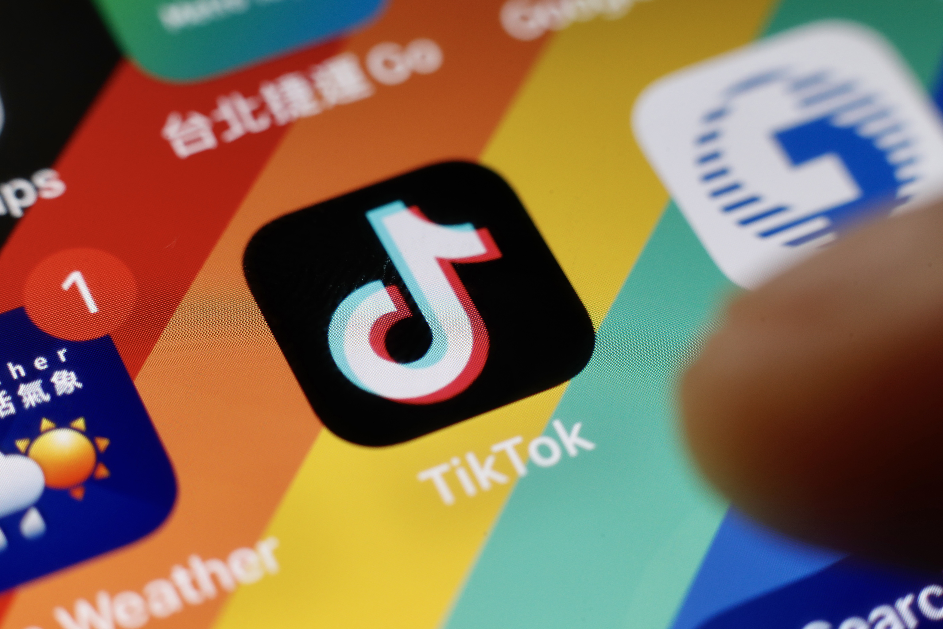 La 'app' de TikTok en la pantalla de un teléfono.