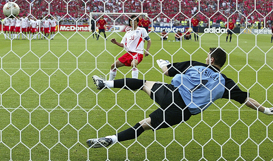 Casillas encaja un gol en la tanda de cuartos ante Corea en el Mundial 2002.