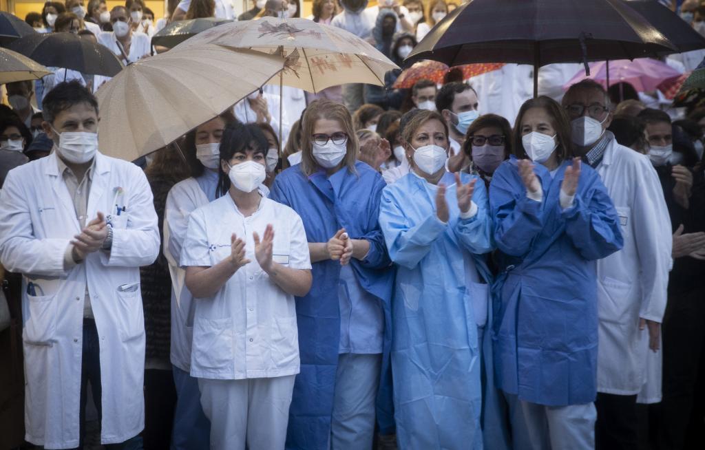 Mdicos, enfermeras y trabajadores del Hospital Donostia durante la primera concentracin realizada esta maana en las escaleras de acceso al centro sanitario.