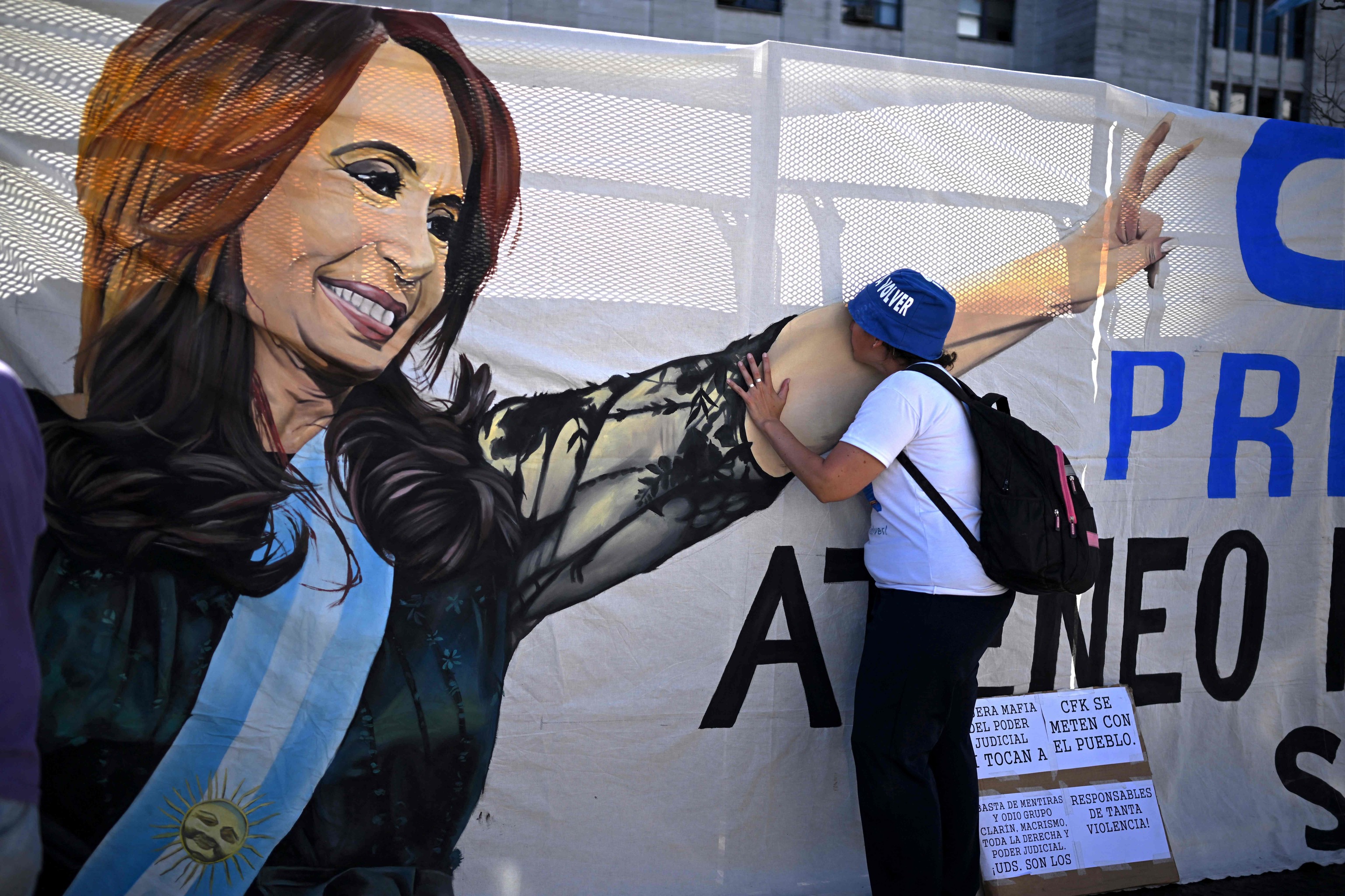 Un simpatizante de Cristina Kirchner besa su imagen, en Buenos Aires.