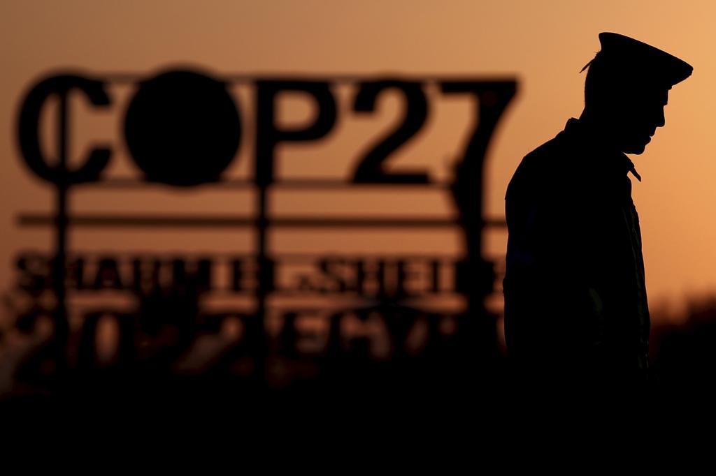 Un polica egipcio vigila la sede de la COP27, celebrada en noviembre en Sharm el Sheij.