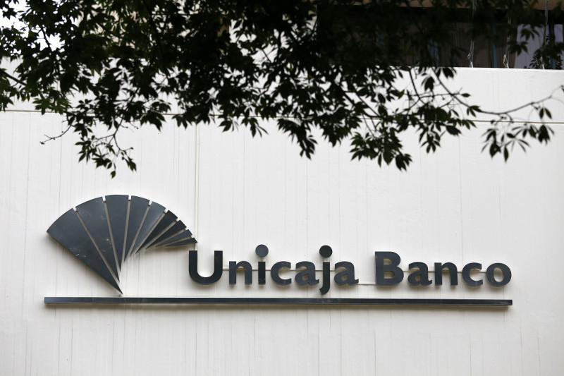 Altos cargos de la Fundación Unicaja se reúnen con consejeros del banco para forzar su cese
