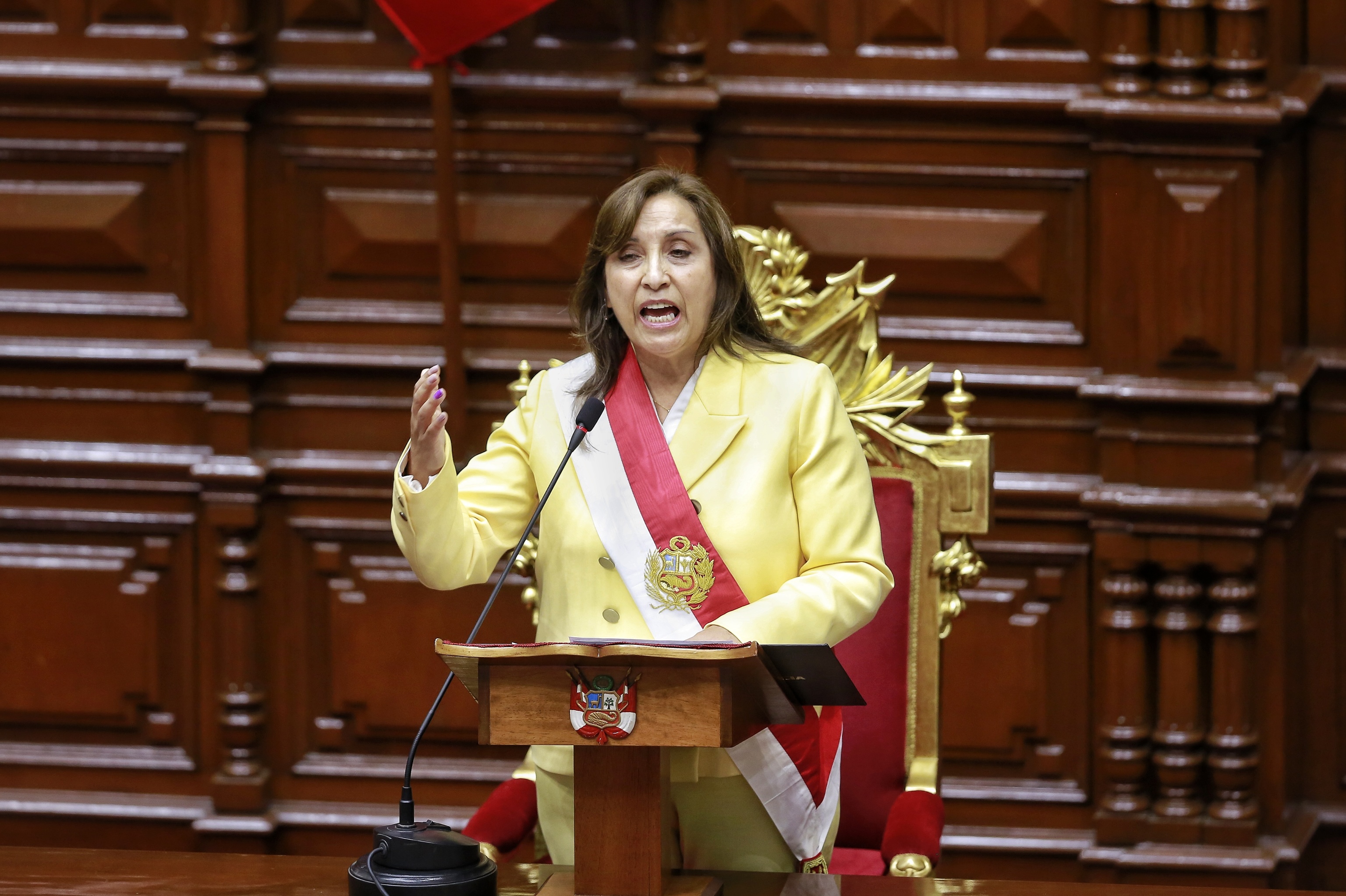 Dina Boluarte pronuncia un discurso durante la ceremonia de juramentación como nueva presidenta del Perú