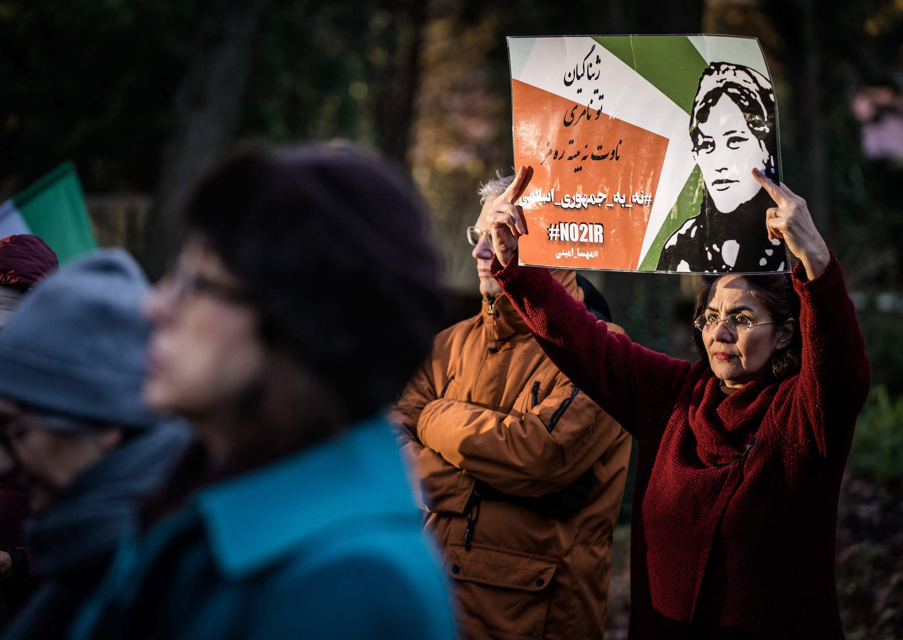 Una manifestante con un cartel de Mahsa Amini, durante una protesta en Irn.