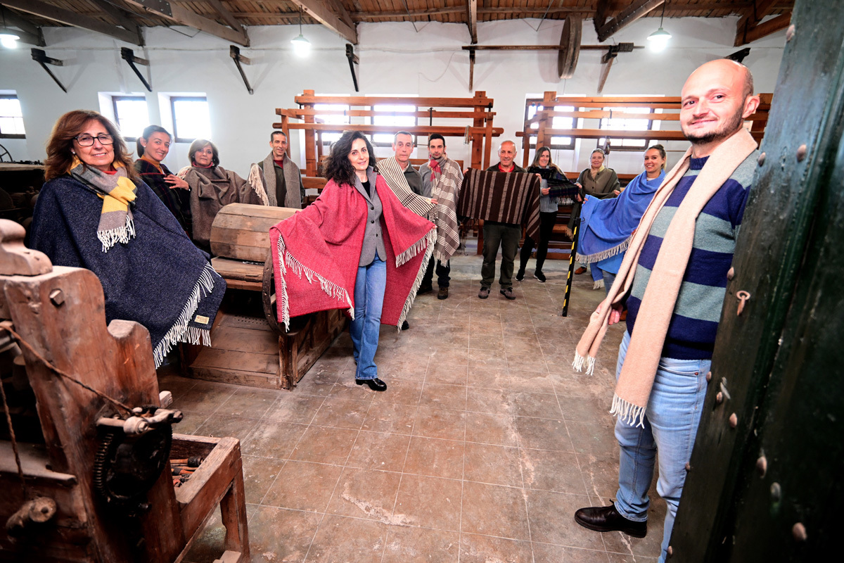 Son los 12 últimos artesanos de la manta de Grazalema (Cádiz). También hacen ponchos, capas, corbatas... Todos con merino de alta calidad.