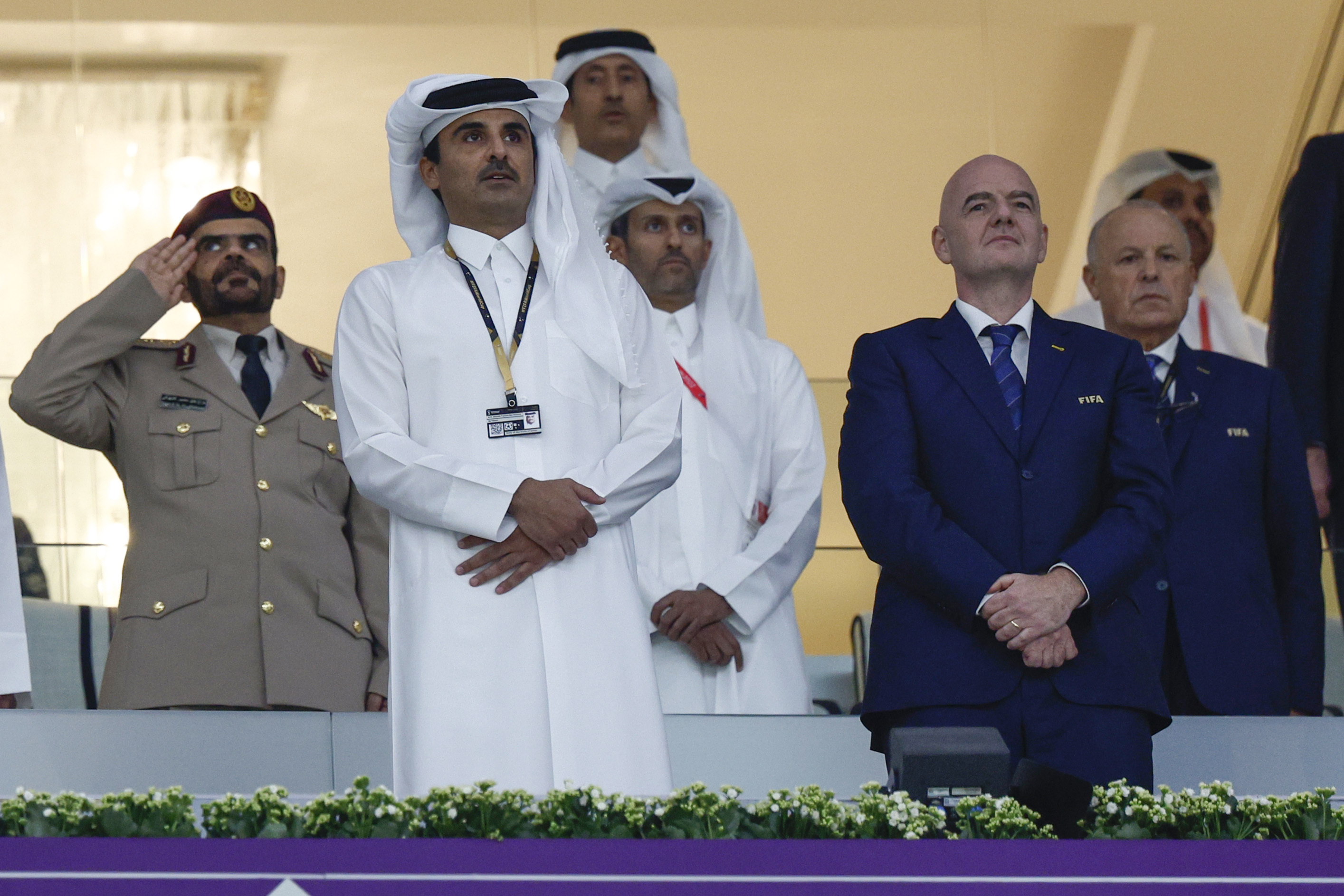 El emir de Catar, Tamim bin Hamad Al Thani (i), y el presidente de la FIFA, Gianni  Infantino.