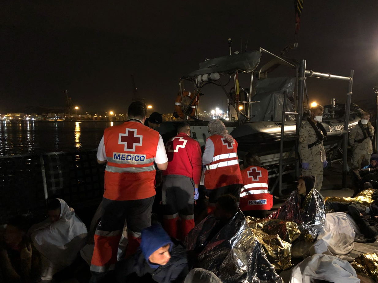 Efectivos de Cruz Roja atienden a un grupo de inmigrantes en el puerto de Cartagena.