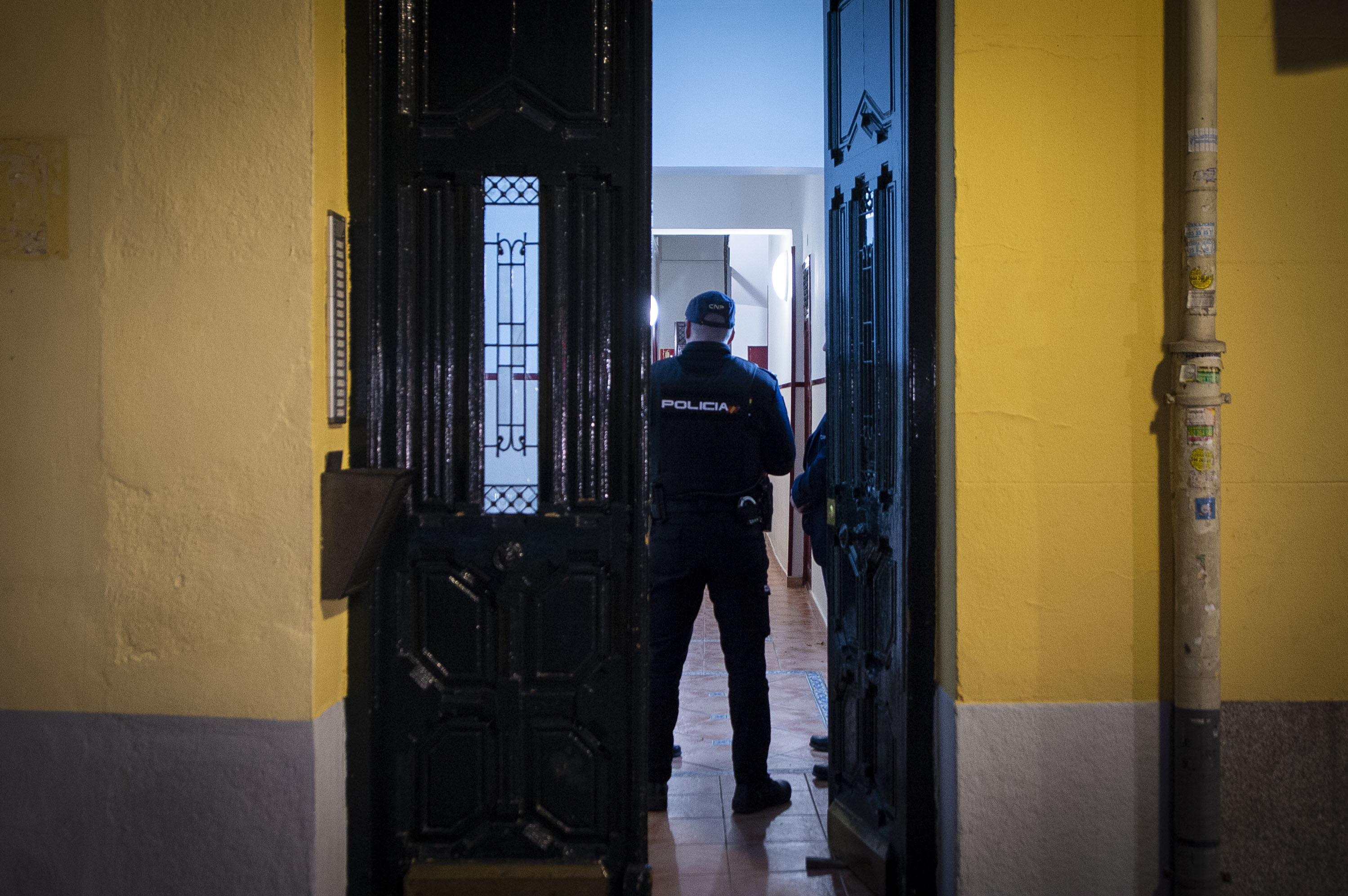 Agentes de la Policía Nacional en el portal de la finca de Fray Luis de León, donde fue asesinada Milena.