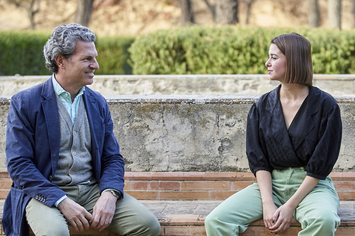 Norberto lvarez Gil e Irene Molina, ganadores de Premio BMW de pintura, conversan en el CAAC de Sevilla.