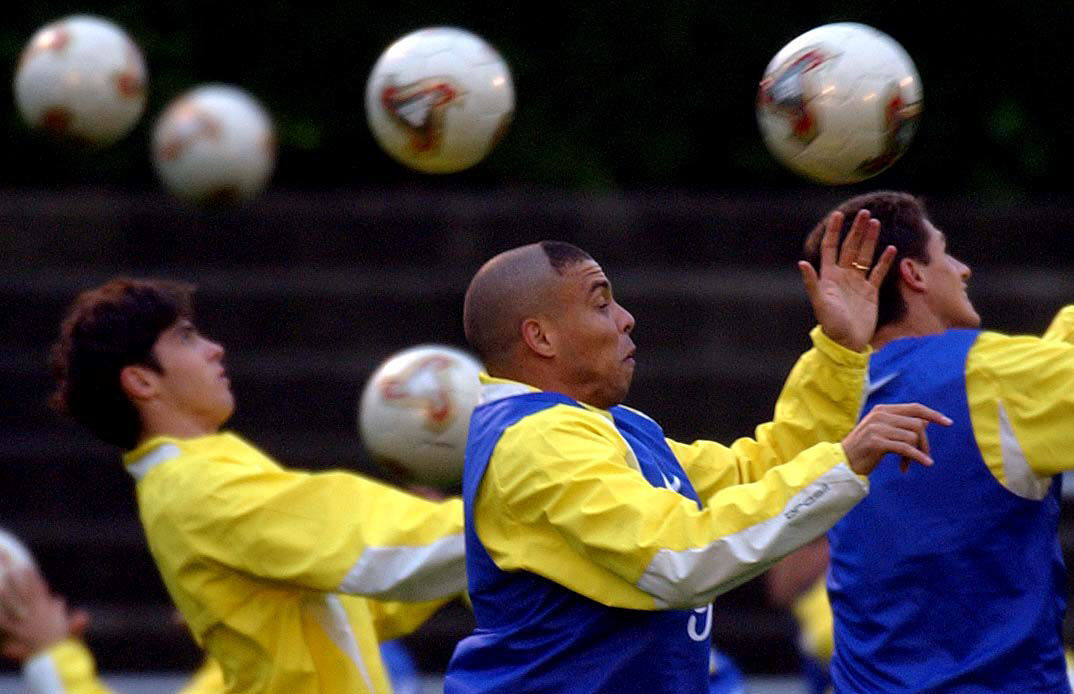 Kak y Ronaldo durante un entrenamiento de Brasil en el Mundial 2002.