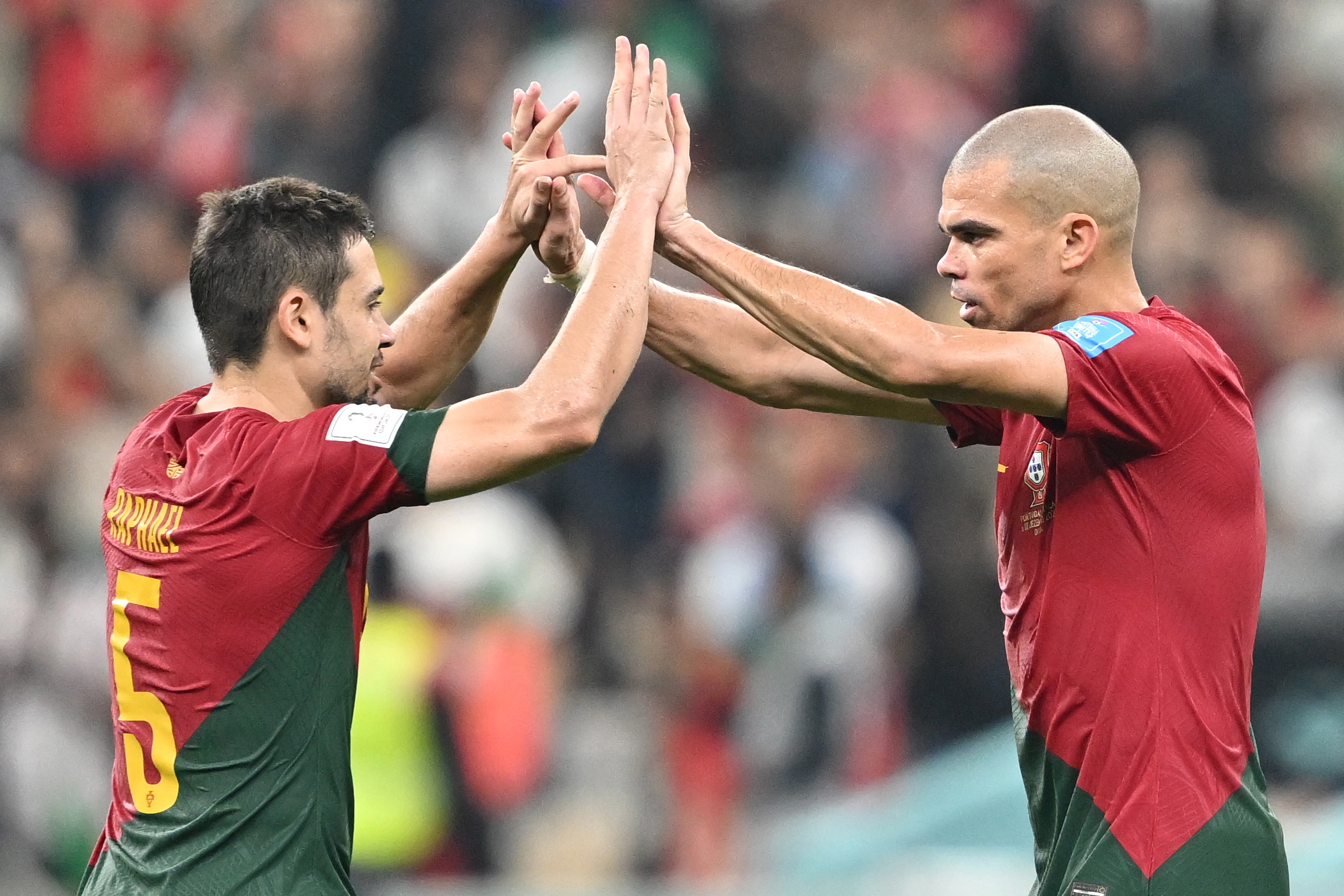Guerreiro y Pepe celebrando el triunfo de Portugal frente a Suiza en Qatar 2022.