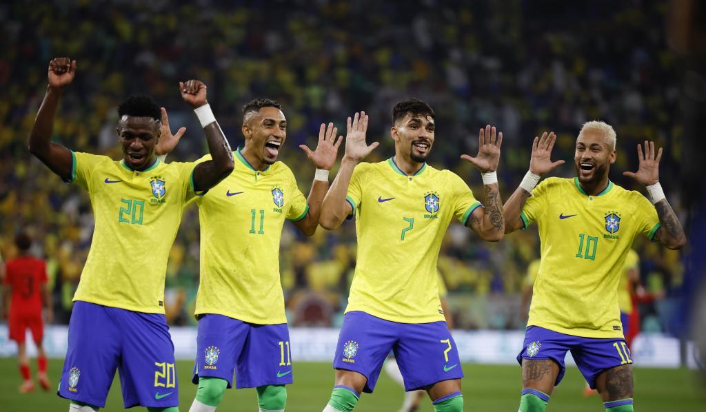 Vinícius, Raphinha, Paquetá y Neymar, celebrando un gol.