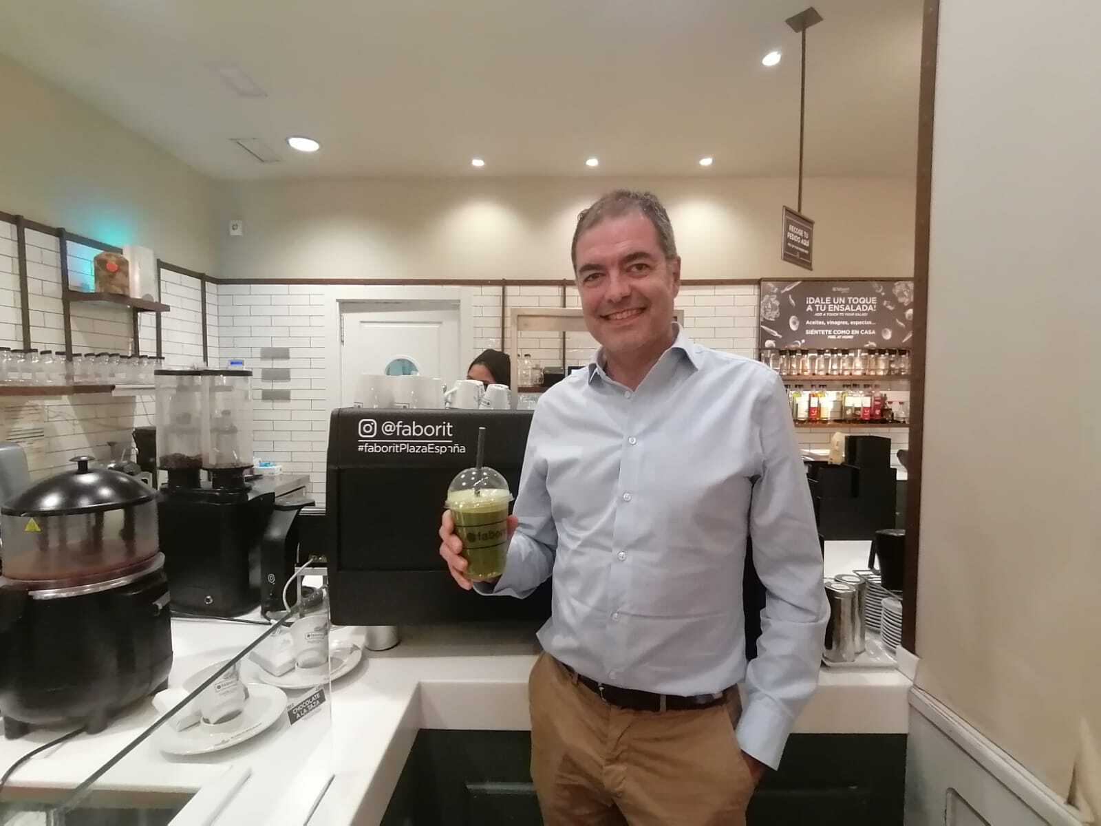 Luis Senz posa con un batido Green Detox, hecho con frutas y vegetales verdes