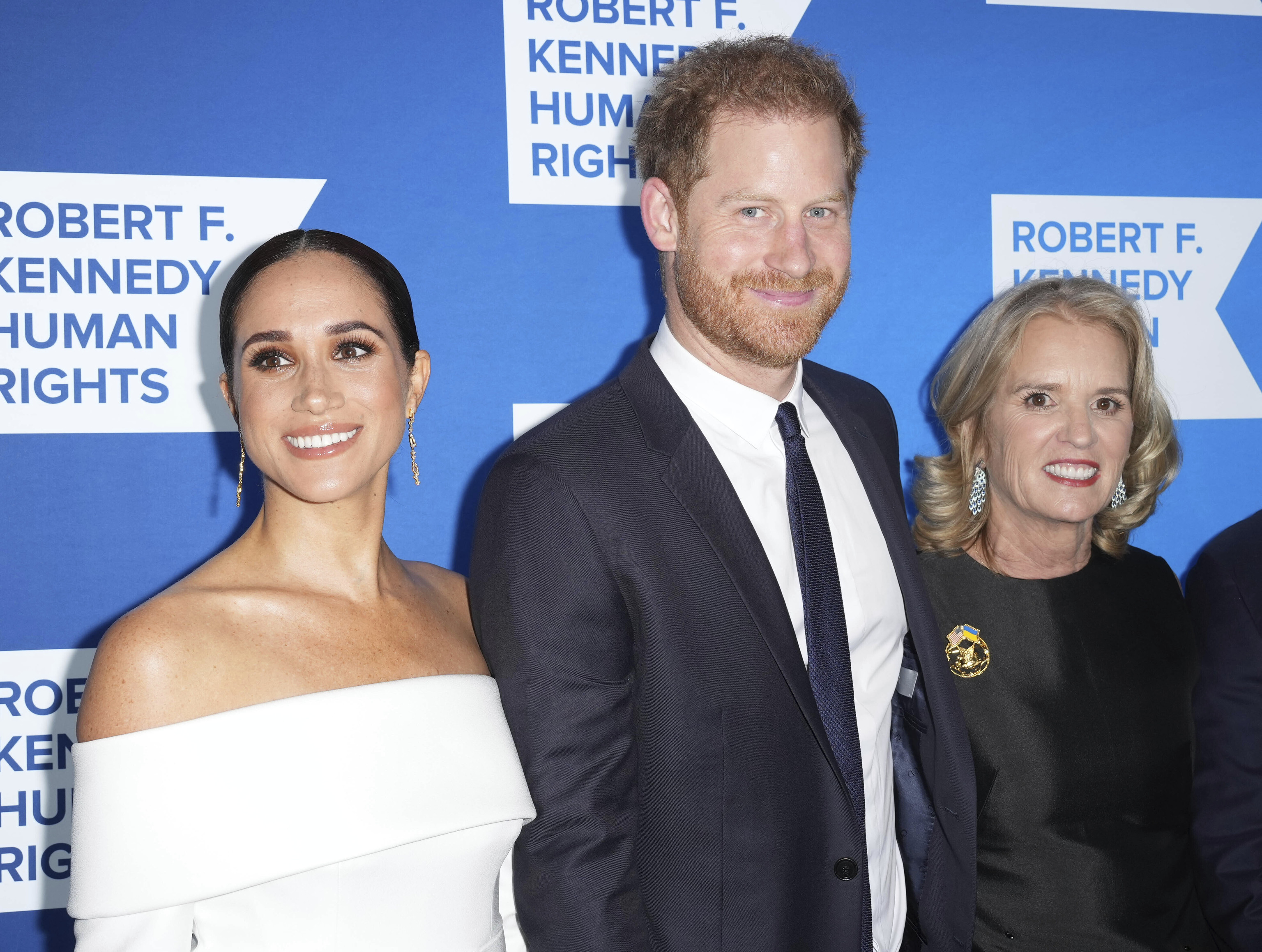 Harry y Meghan con Kerry Kennedy en la gala en la que recibieron un premio por denunciar el racismo estructural de su familia.